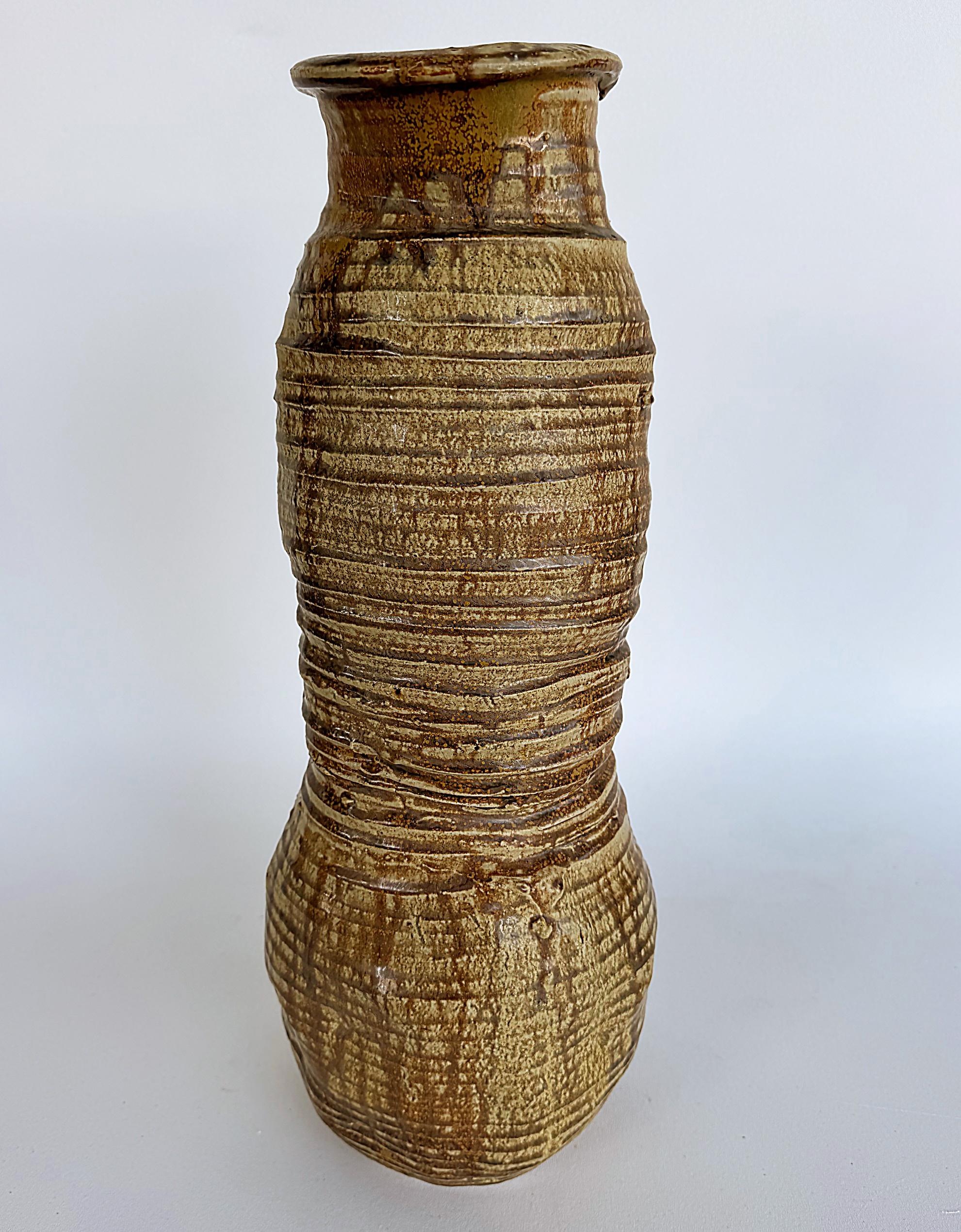 

Große Spule Töpferei Drizzle Glasur Hand gebaut Vase signiert Tojoowski 2001

Zum Verkauf angeboten wird eine hohe Studio Keramik Vase in Tönen von tan und braun 