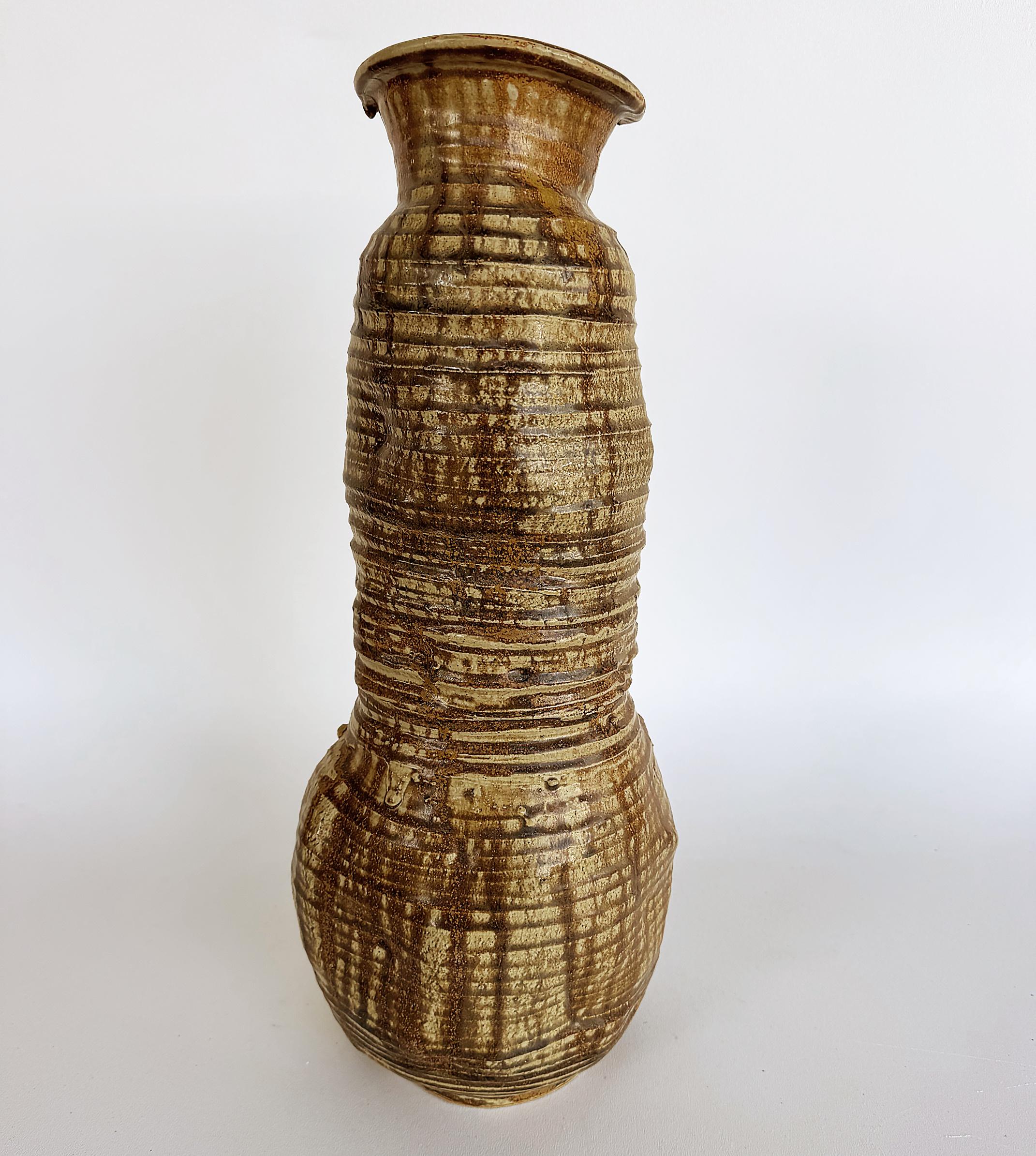 Große Spule Töpferei Drizzle Glasur Hand gebaut Vase signiert Tojoowski 2001 (Moderne der Mitte des Jahrhunderts) im Angebot