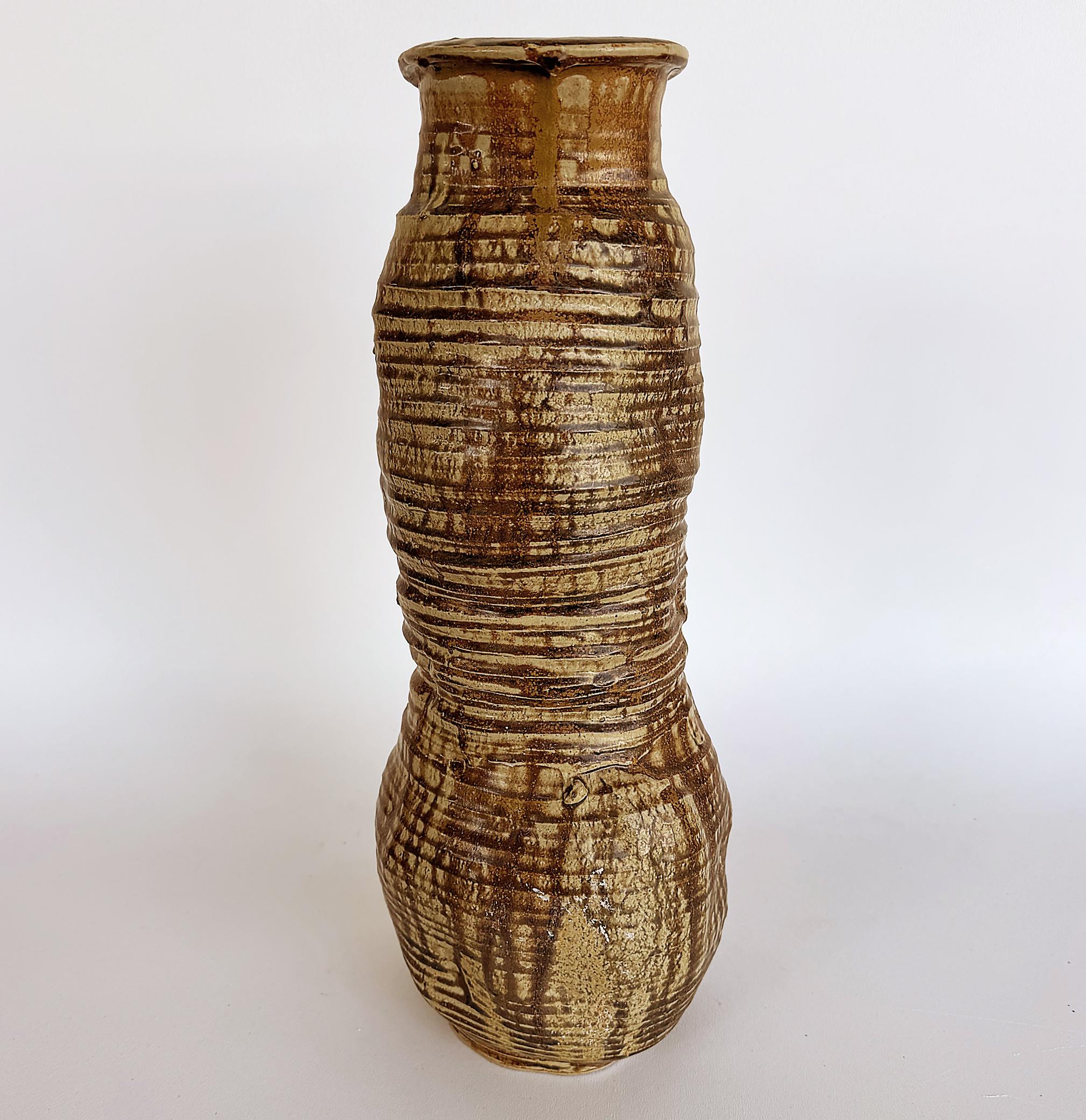 Große Spule Töpferei Drizzle Glasur Hand gebaut Vase signiert Tojoowski 2001 (amerikanisch) im Angebot