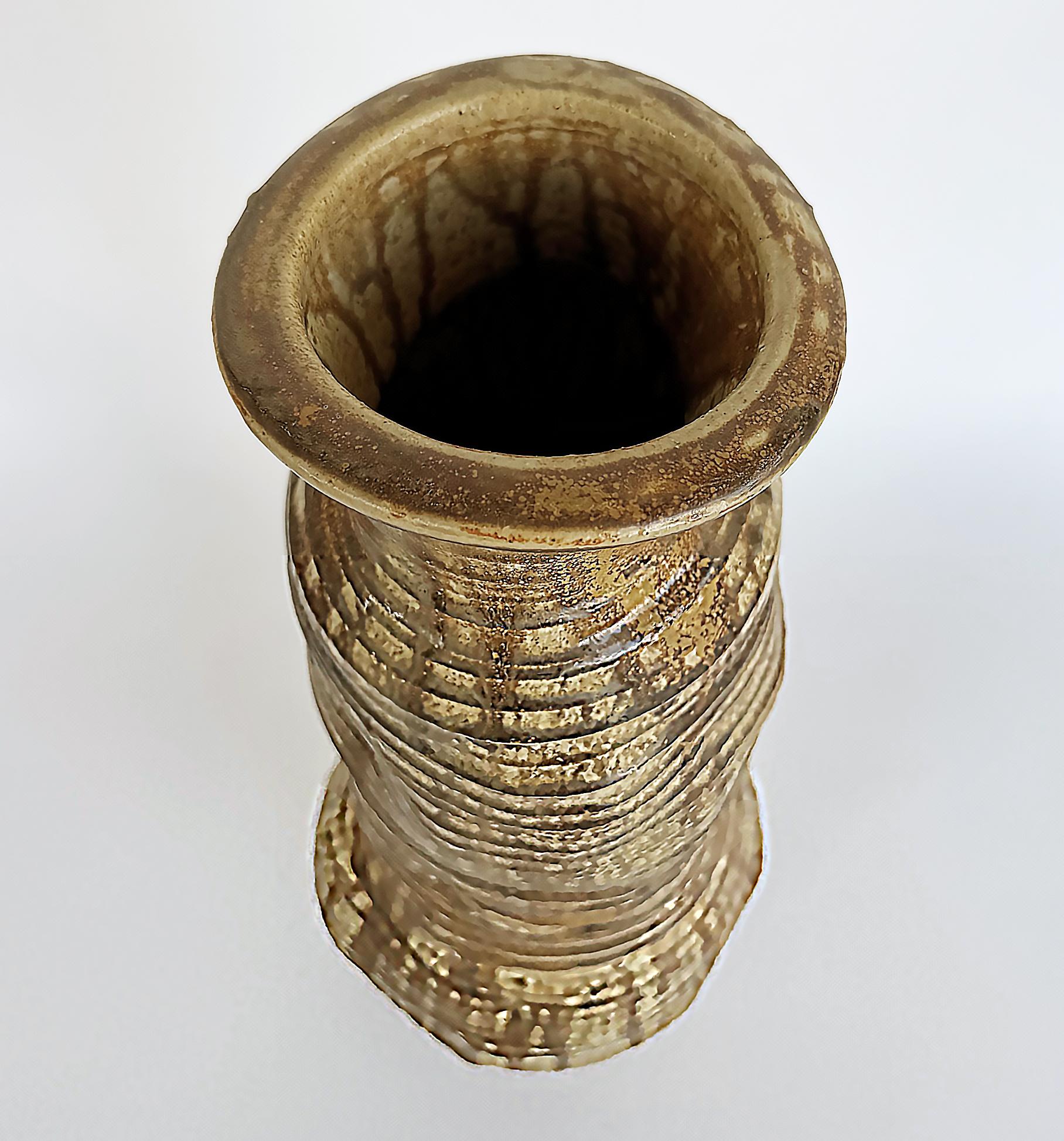 Große Spule Töpferei Drizzle Glasur Hand gebaut Vase signiert Tojoowski 2001 (Handgefertigt) im Angebot