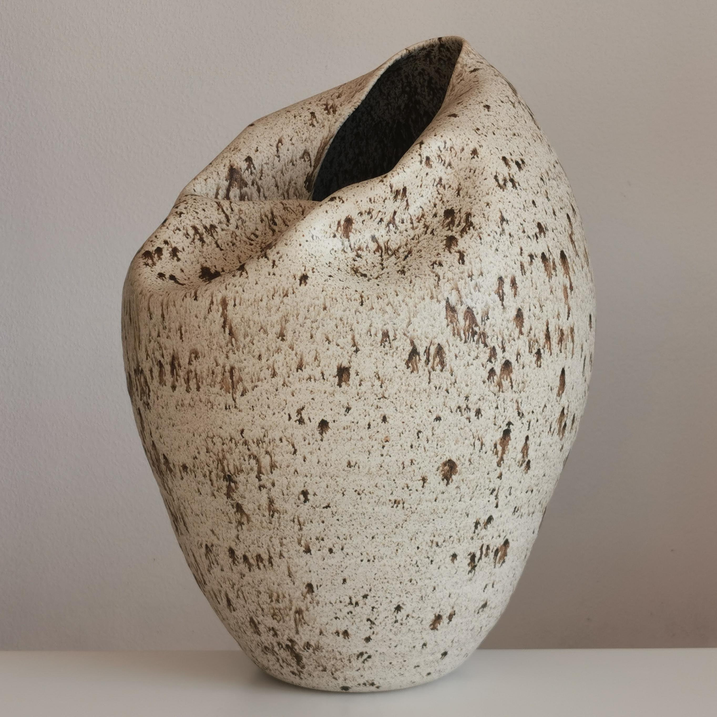 Organique Grande sculpture en céramique en forme d'effondrement avec glaçure mouchetée blanche n° 93 en vente
