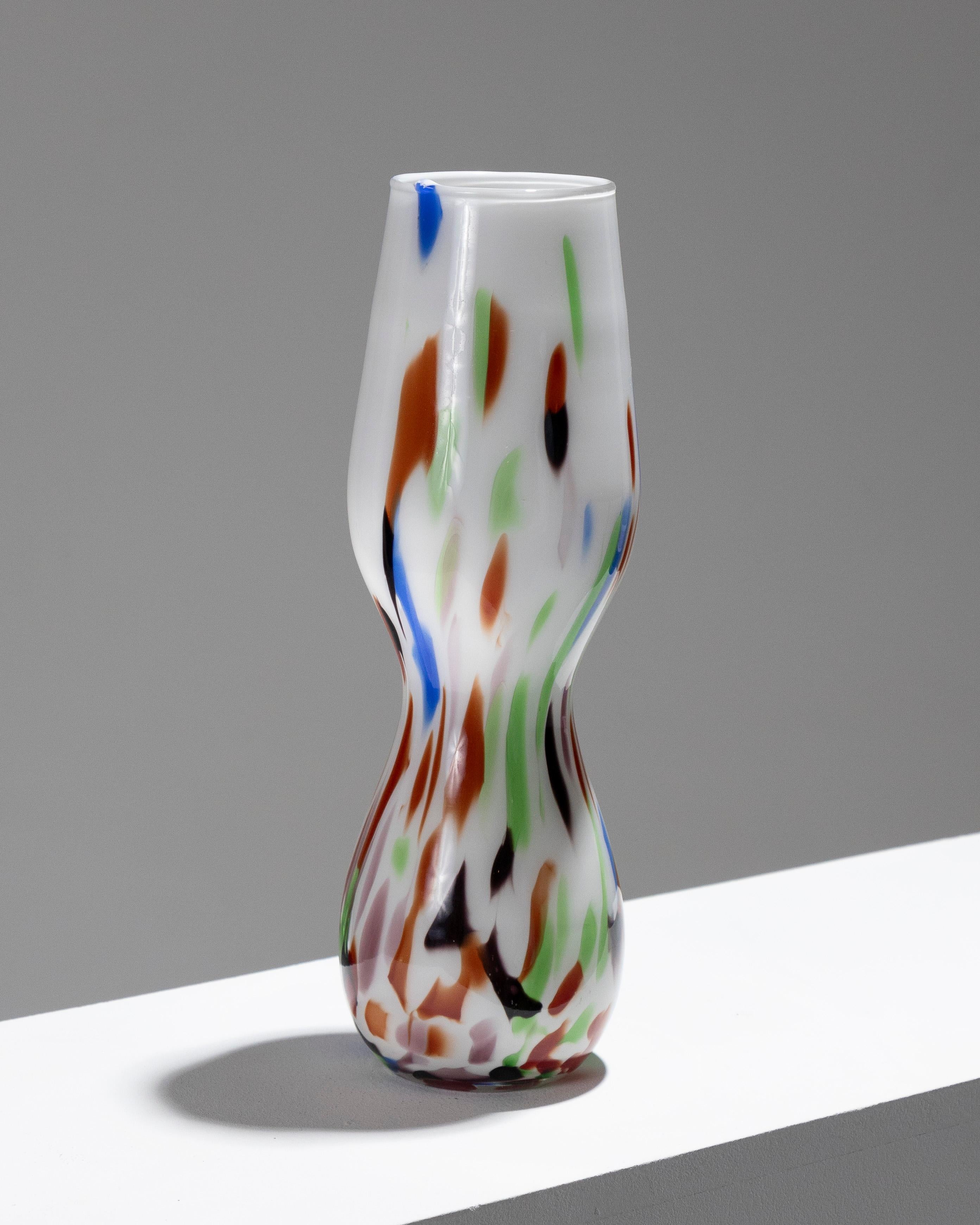 Vaso in vetro soffiato di forma ovoidale affusolata al centro, realizzato negli anni '60. Decorato con macchie oblunghe in blu, verde chiaro, rosso, marrone, nero e lilla, che ravvivano lo sfondo bianco opaco. In ottime condizioni.
DV1931
