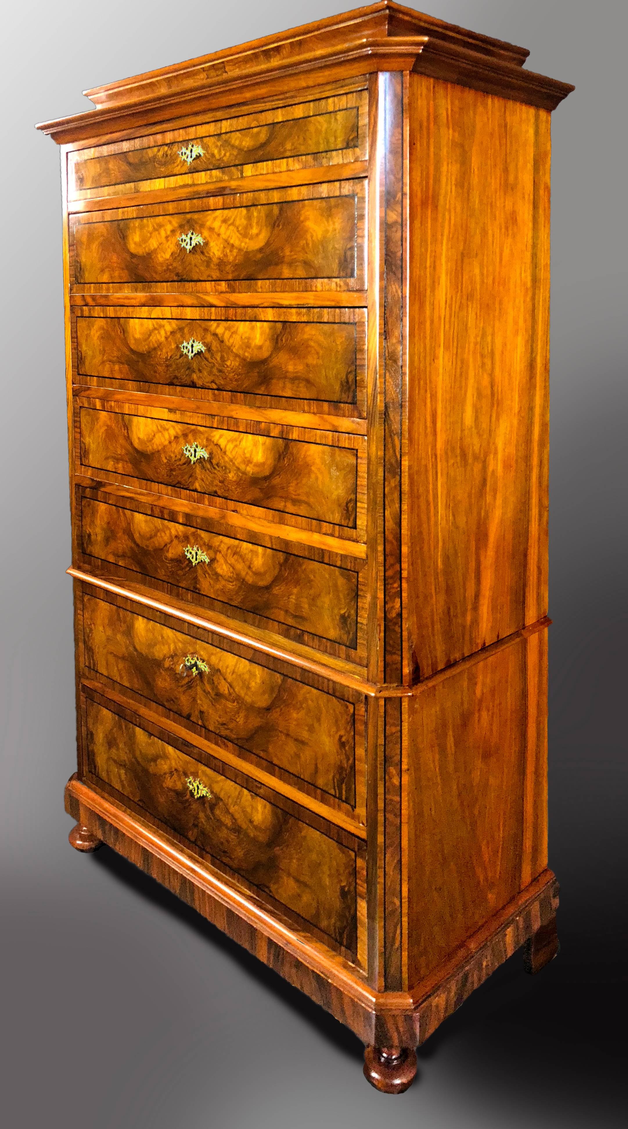 Fine and highly decorative Danish Biedermeier tall commode or chest of seven drawers dating to the second quarter of the 19th century. Outstanding quality figured burr walnut with rosewood banding with ebony line inlay on each drawer and highly