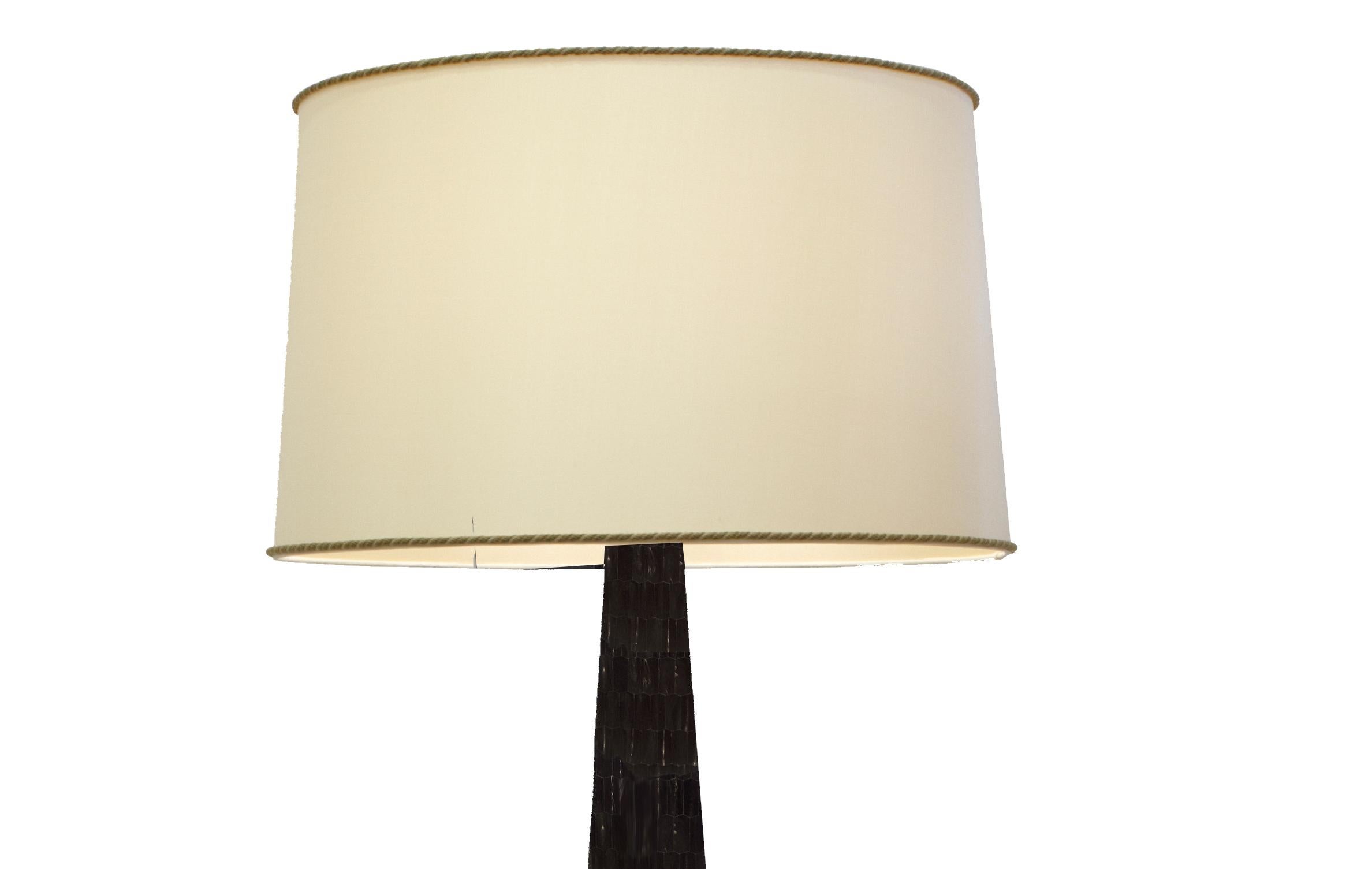 Certaines pièces attirent l'attention dans une pièce et ce lampadaire, avec ses éclats de corne hexagonaux incrustés sur du bois, en fait partie. Des artisans qualifiés découpent, sablent et appliquent minutieusement à la main chaque éclat sur une