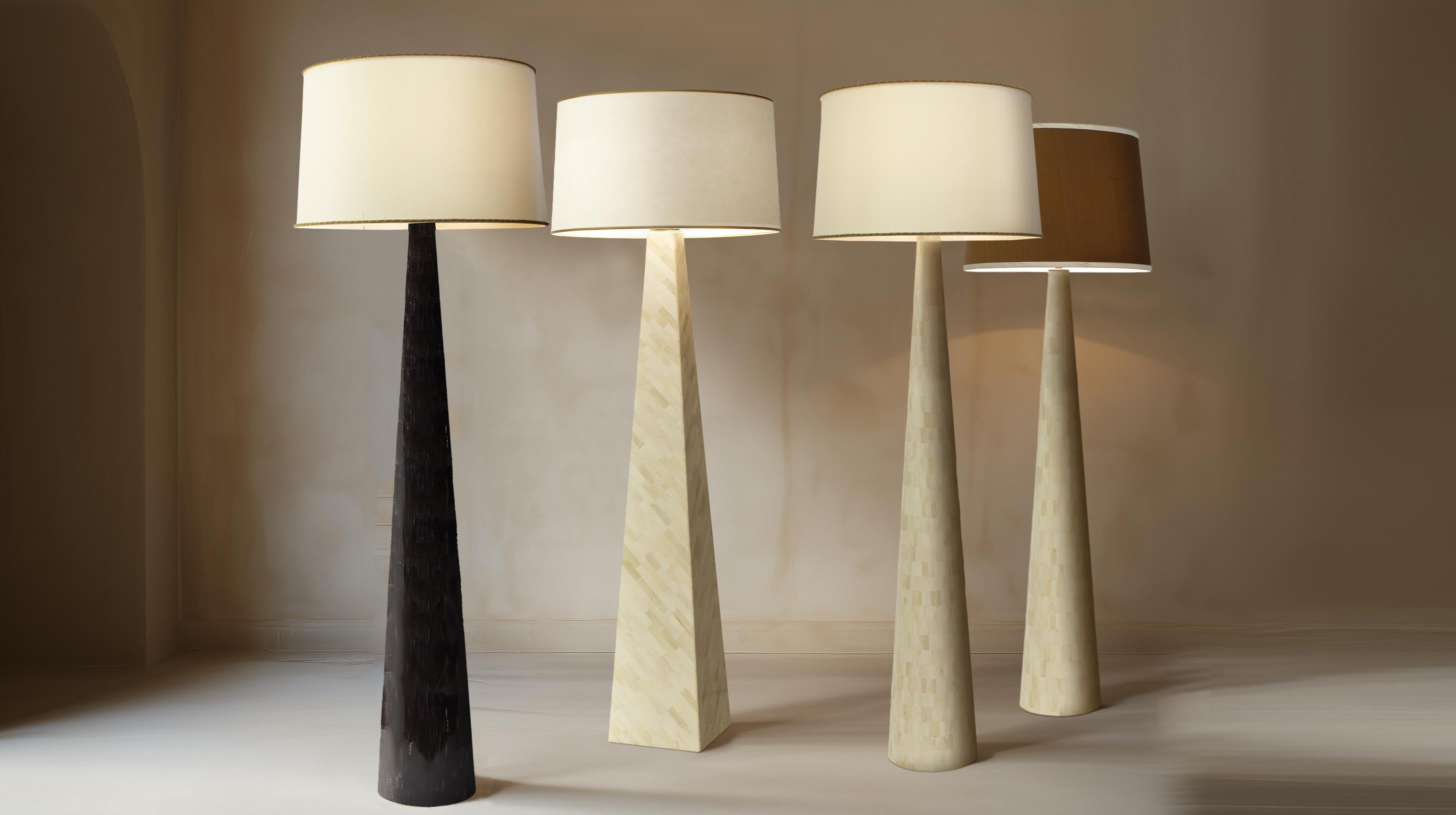 Sculpté à la main Lampadaire conique en marqueterie de corne, Nima en vente