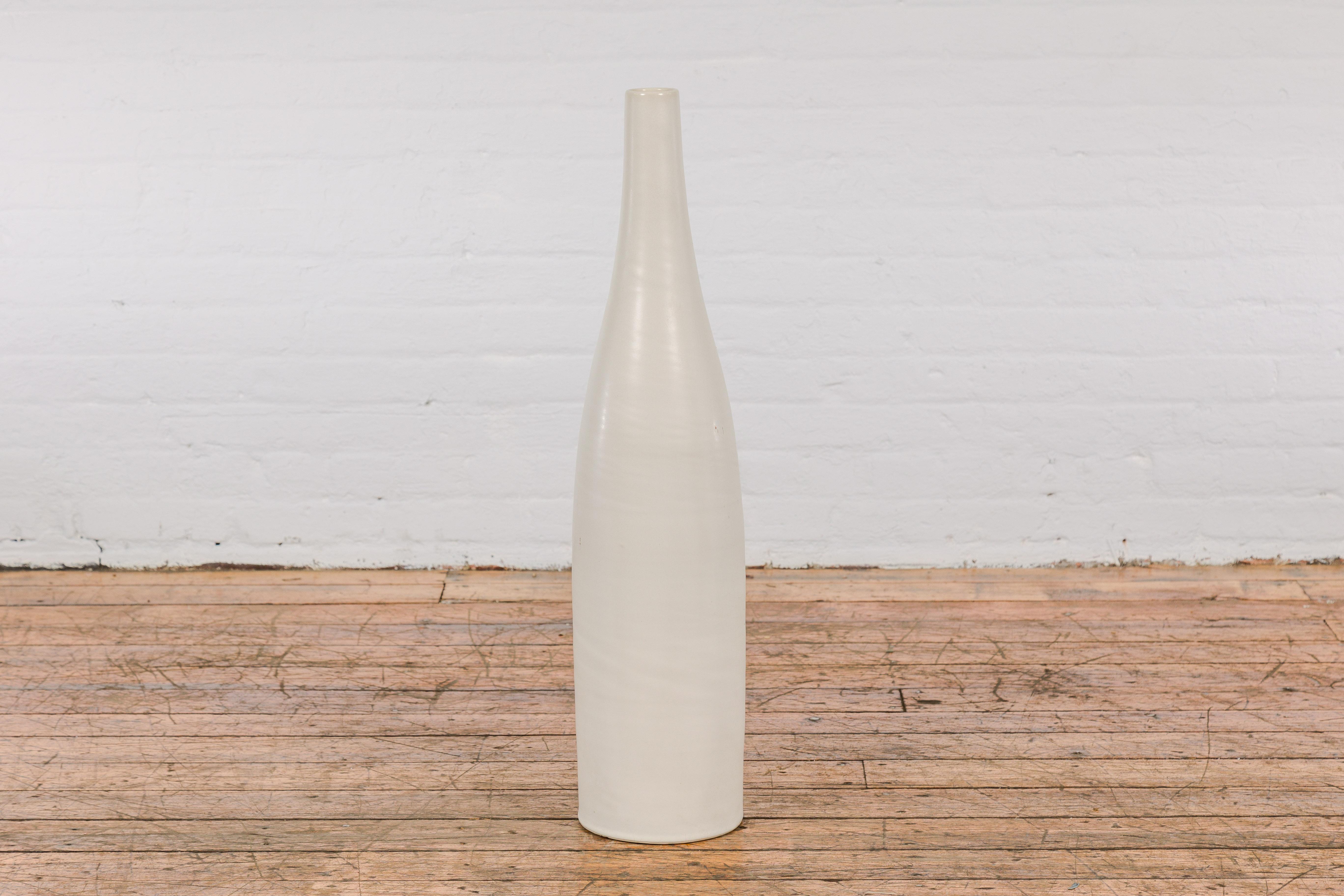 Grand vase contemporain fait à la main avec glaçure crème et silhouette élancée en vente 4