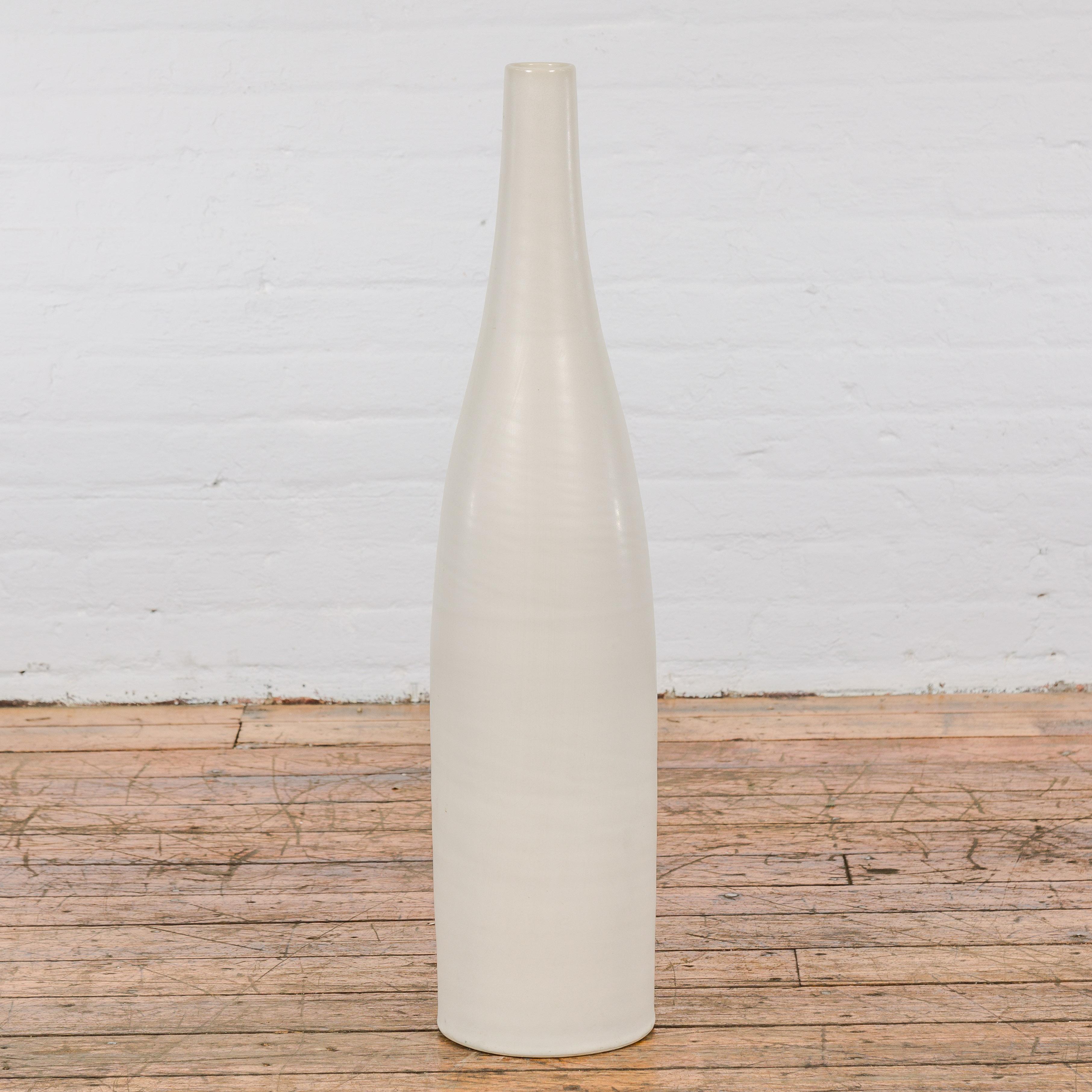 Vernissé Grand vase contemporain fait à la main avec glaçure crème et silhouette élancée en vente