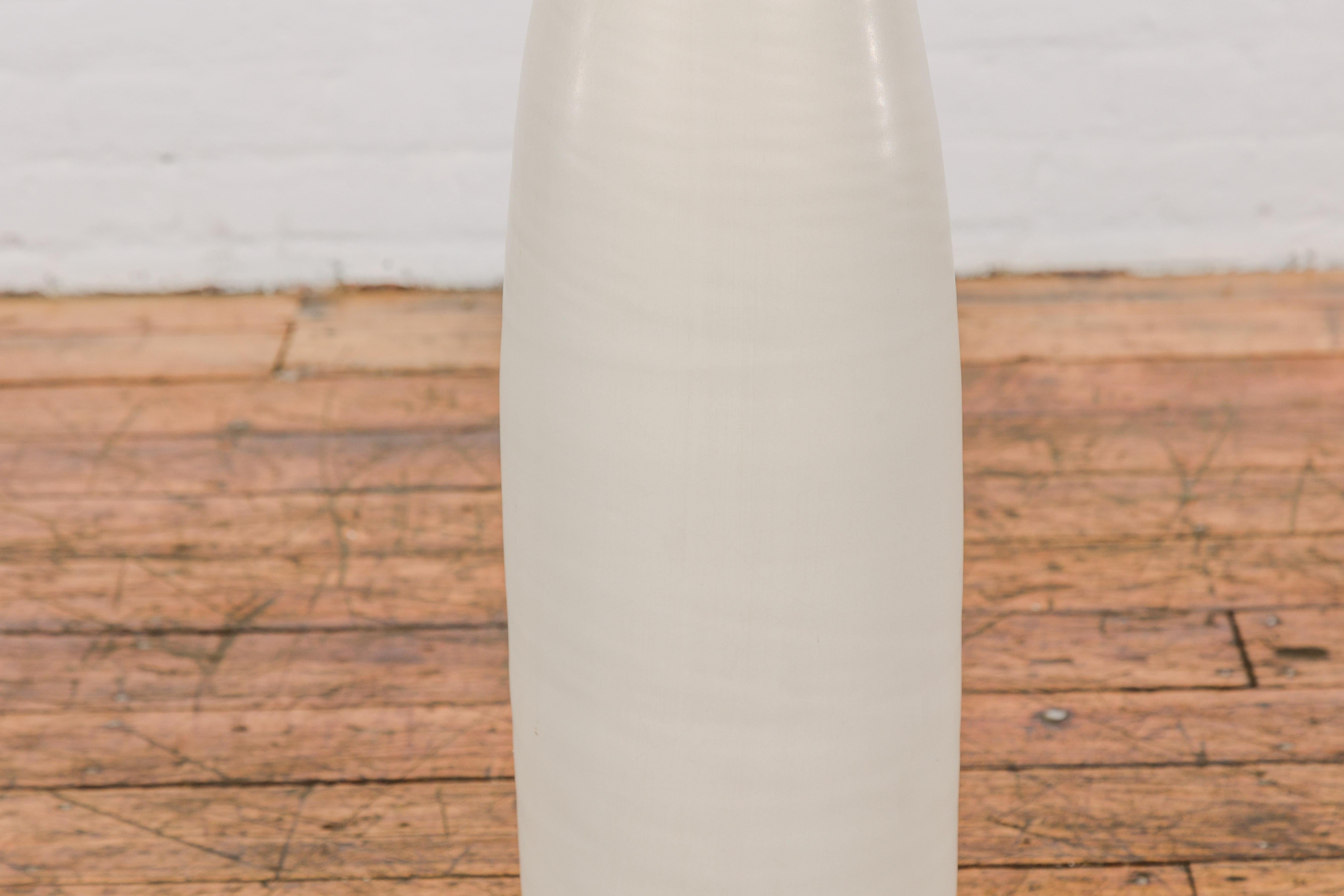 Céramique Grand vase contemporain fait à la main avec glaçure crème et silhouette élancée en vente