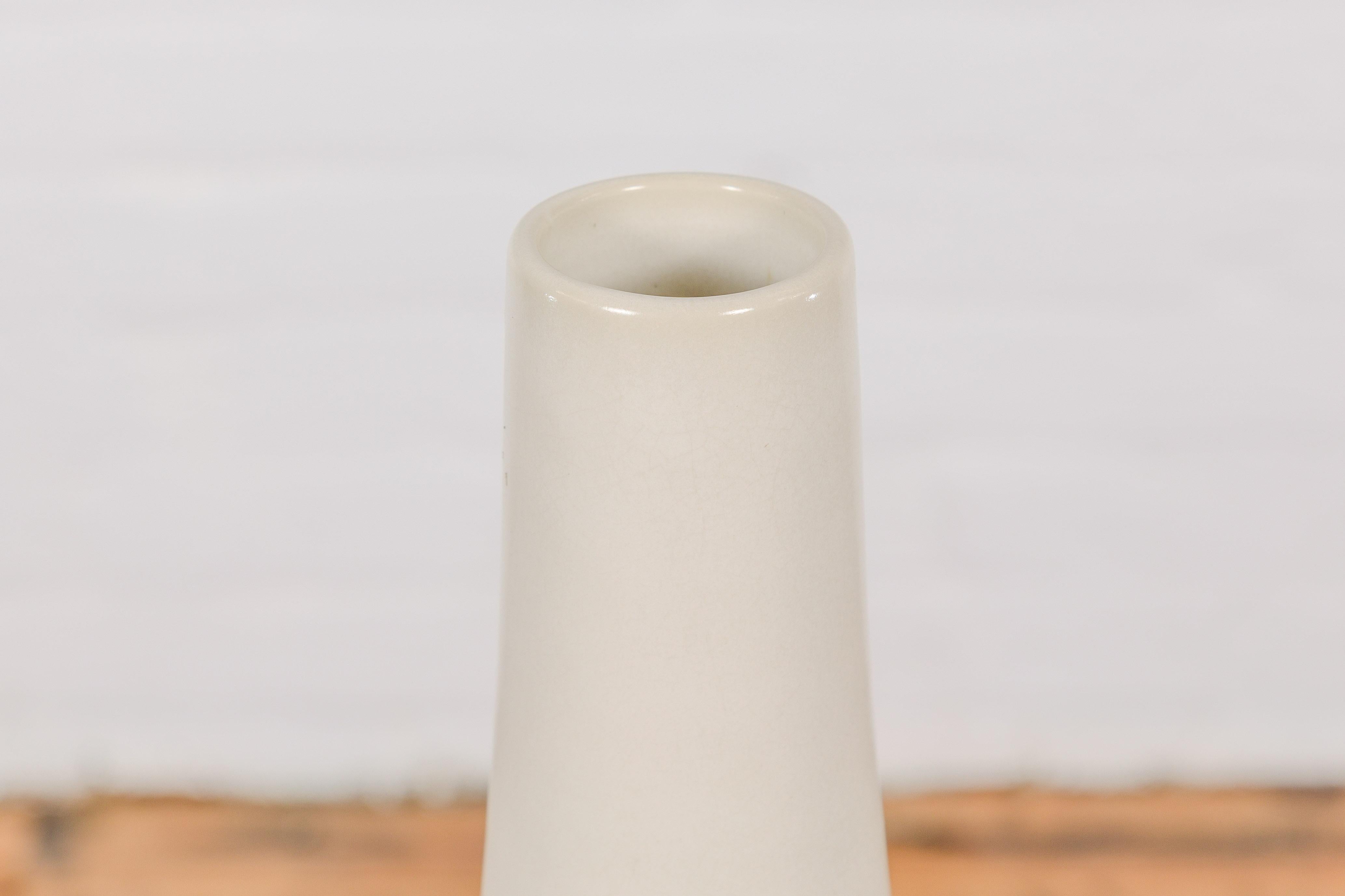 Grand vase contemporain fait à la main avec glaçure crème et silhouette élancée en vente 2