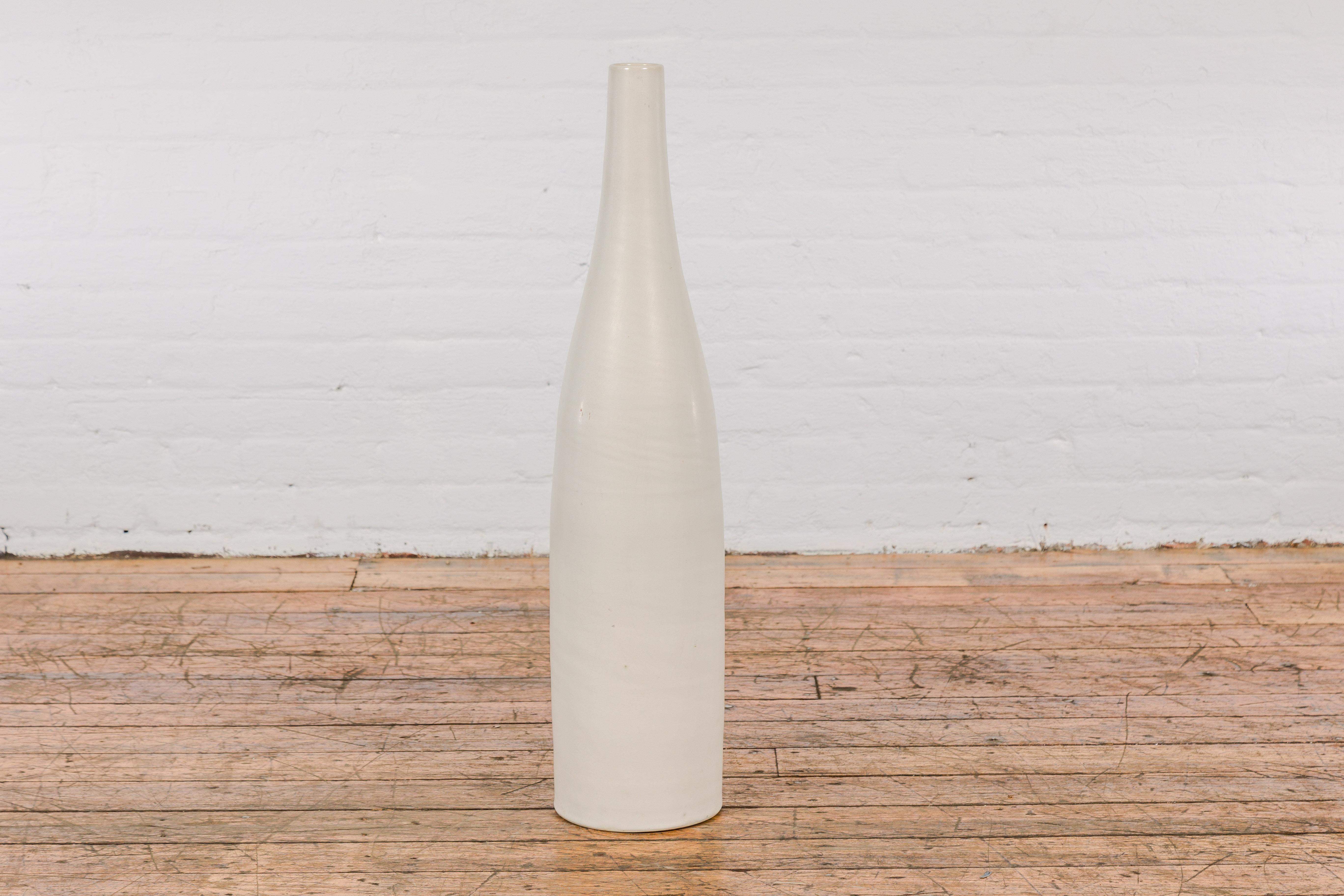 Grand vase contemporain fait à la main avec glaçure crème et silhouette élancée en vente 3