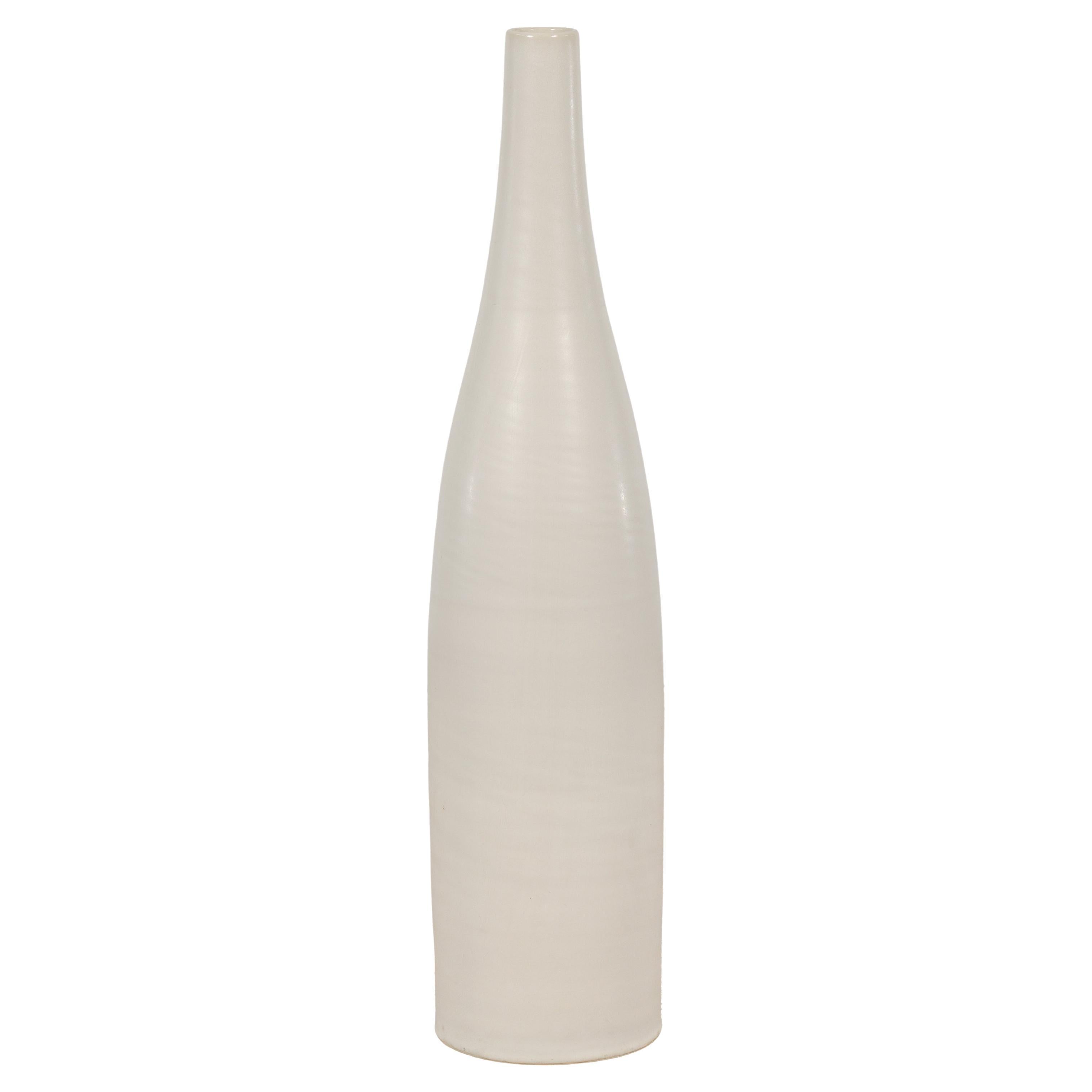 Grand vase contemporain fait à la main avec glaçure crème et silhouette élancée en vente