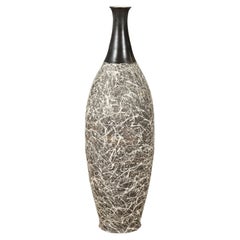 Grand vase à col noir décoré de décorations blanches artisanales contemporaines de la collection Prem