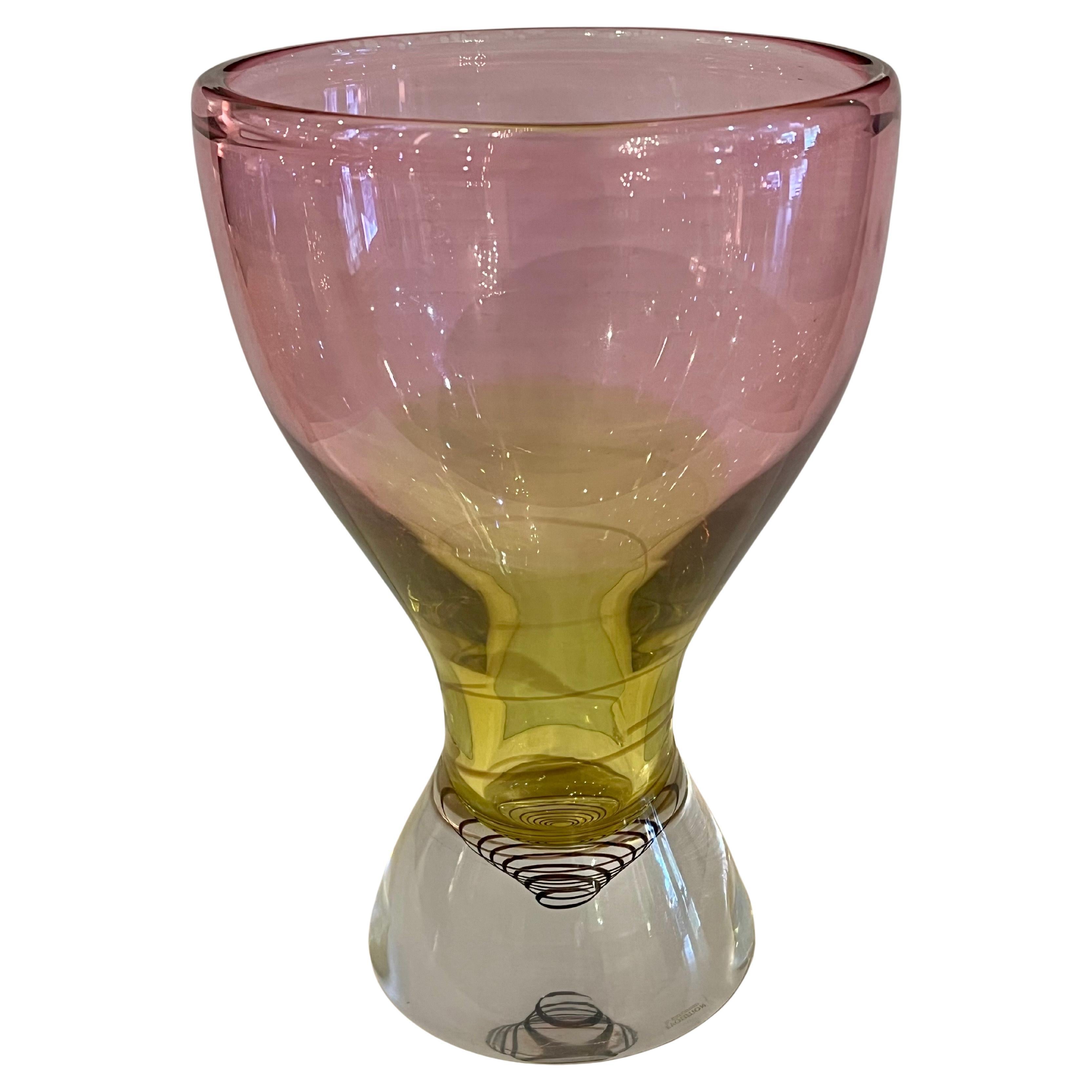 Ce magnifique vase en cristal est fabriqué par Waterford et fait partie de la série Evolution. Il est gravé à l'acide sur le fond vers les années 1990. Magnifiques couleurs et état de conservation.