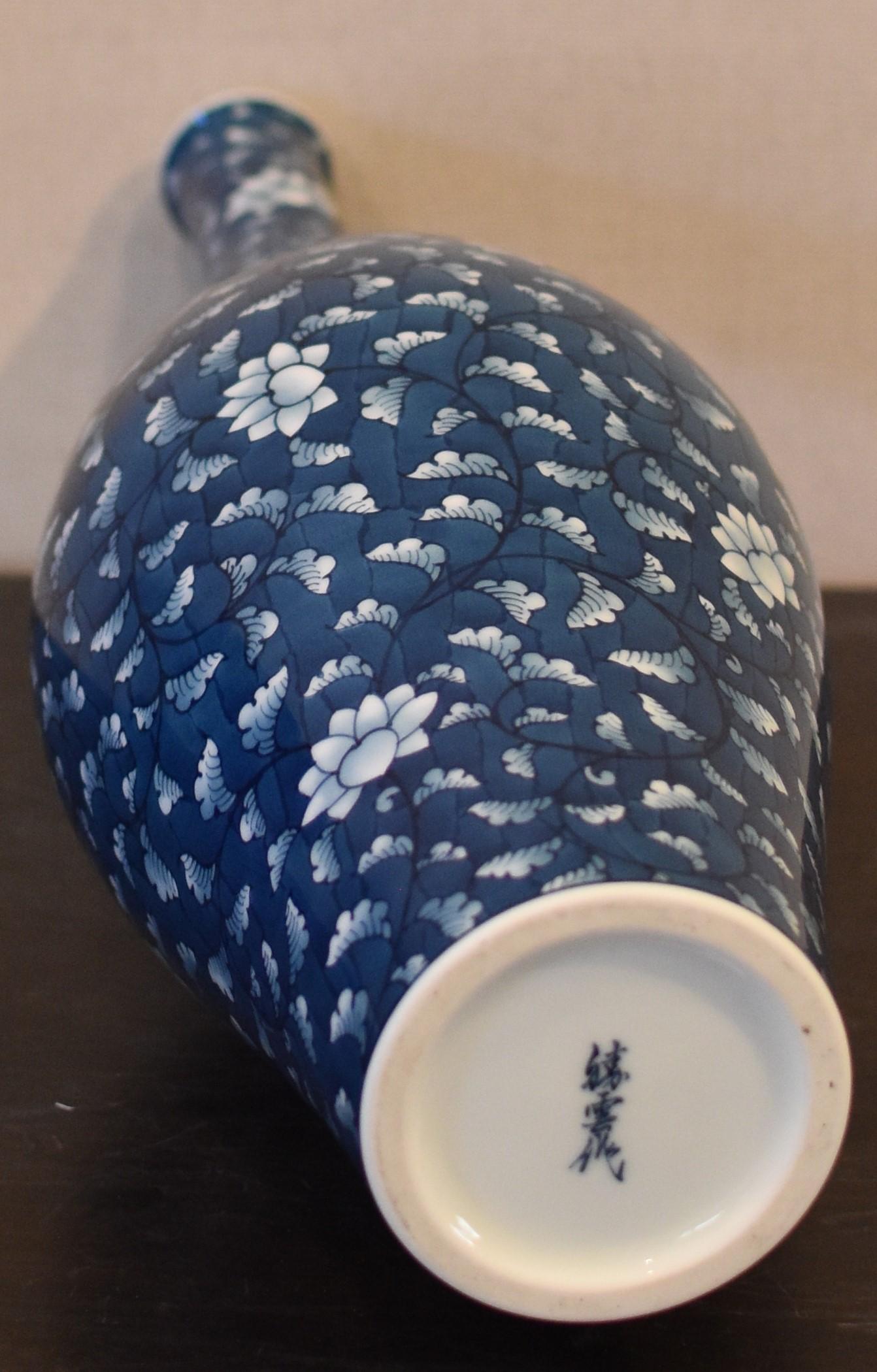 Contemporary Japanese White Blue Porcelain Vase by Master Artist In New Condition In Takarazuka, JP