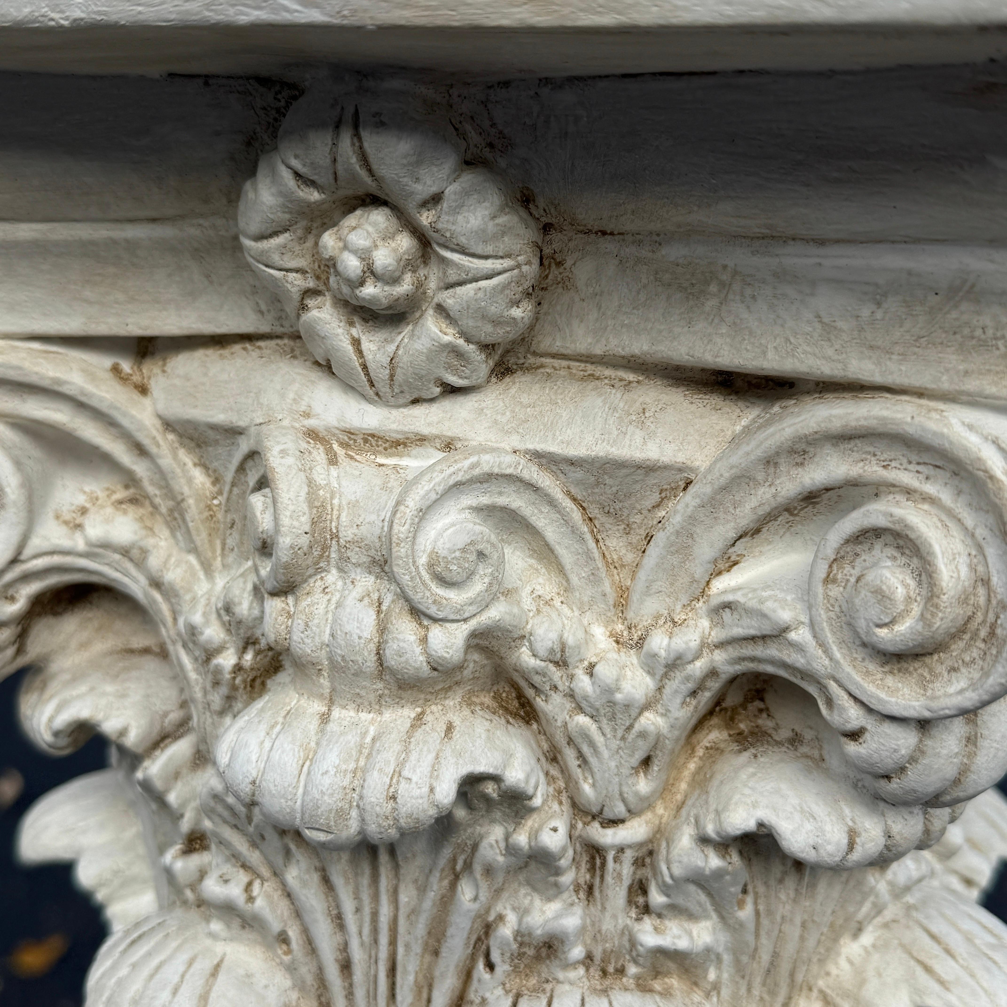 Piantana con colonna corinzia dipinta in gesso e gesso in vendita 3