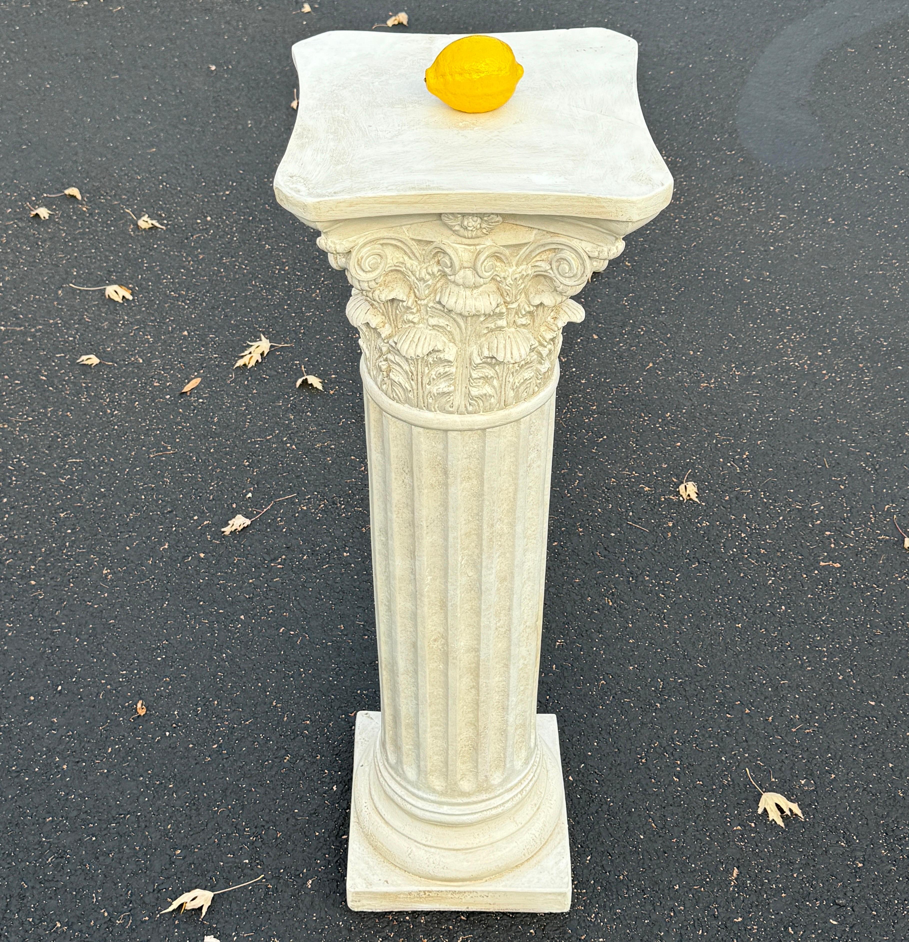 Porta un tocco di architettura classica nella tua casa con questo imponente piedistallo a colonna corinzia vintage. Questo supporto classico a colonna è dipinto in finto marmo su tutti i lati. È sicuramente un'aggiunta meravigliosa a qualsiasi casa
