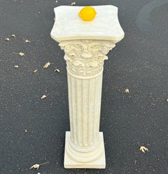 Hohe korinthische Säule Bemalter Gips Gesso Pedestal Stand