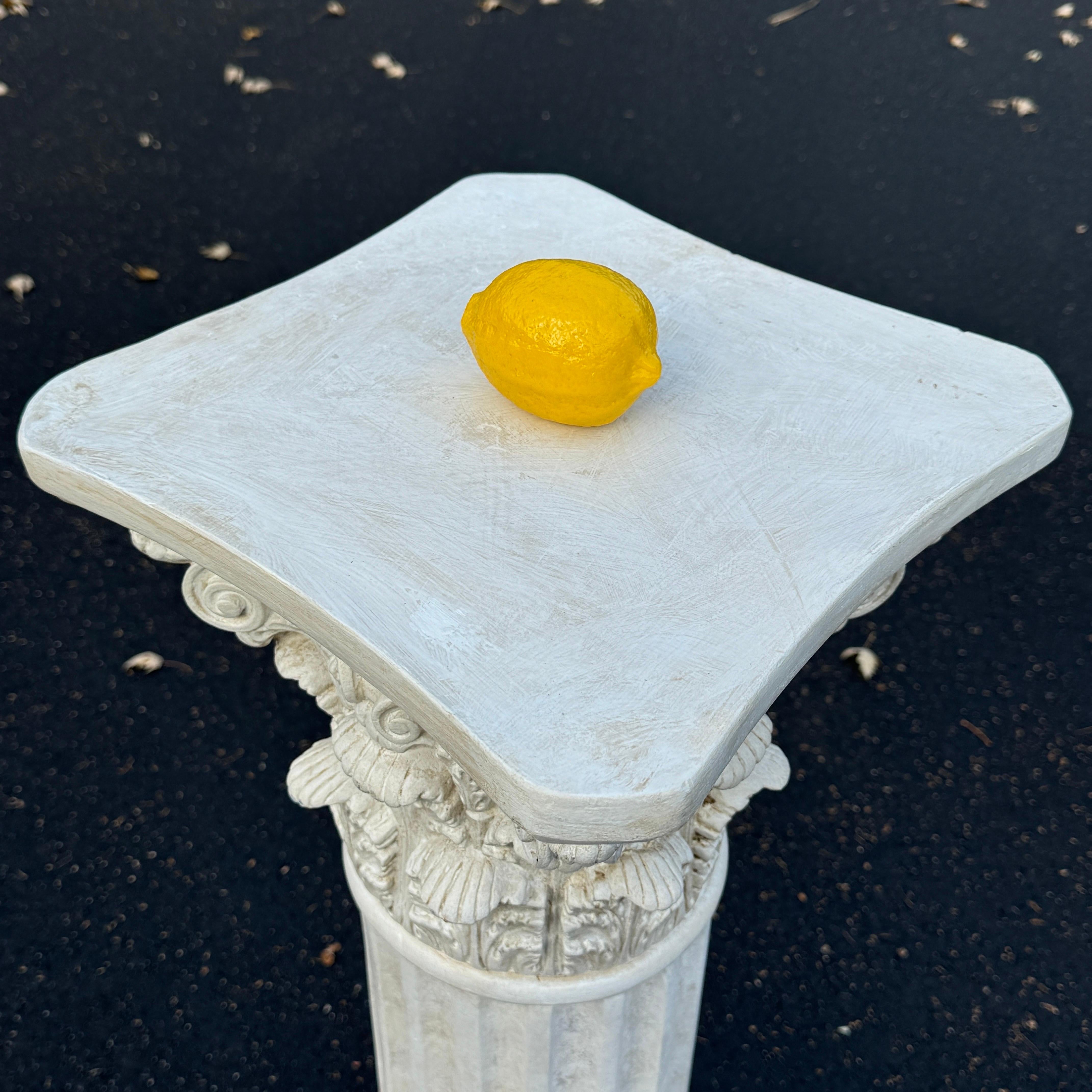 Romano classico Piantana con colonna corinzia dipinta in gesso e gesso in vendita