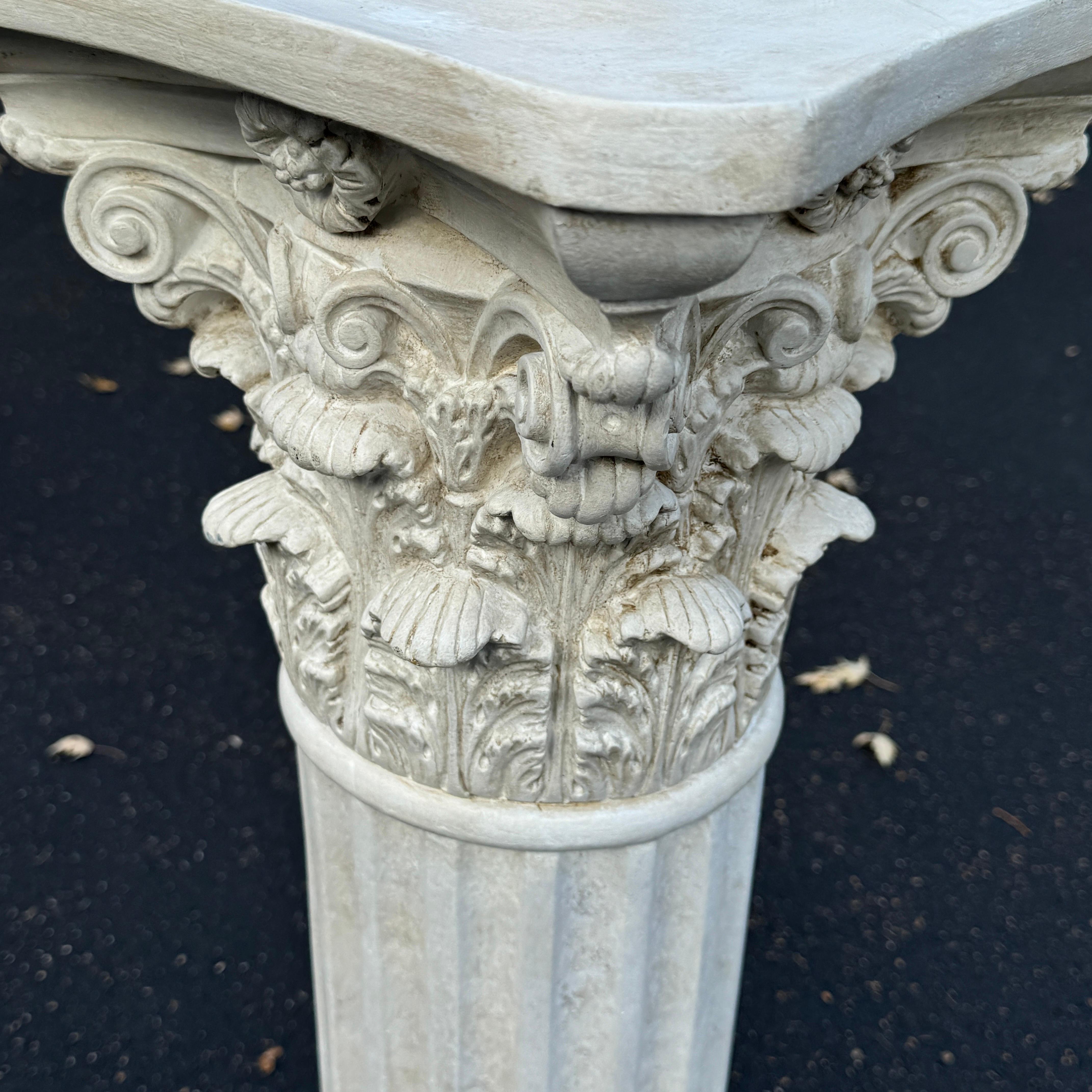 Americano Piantana con colonna corinzia dipinta in gesso e gesso in vendita