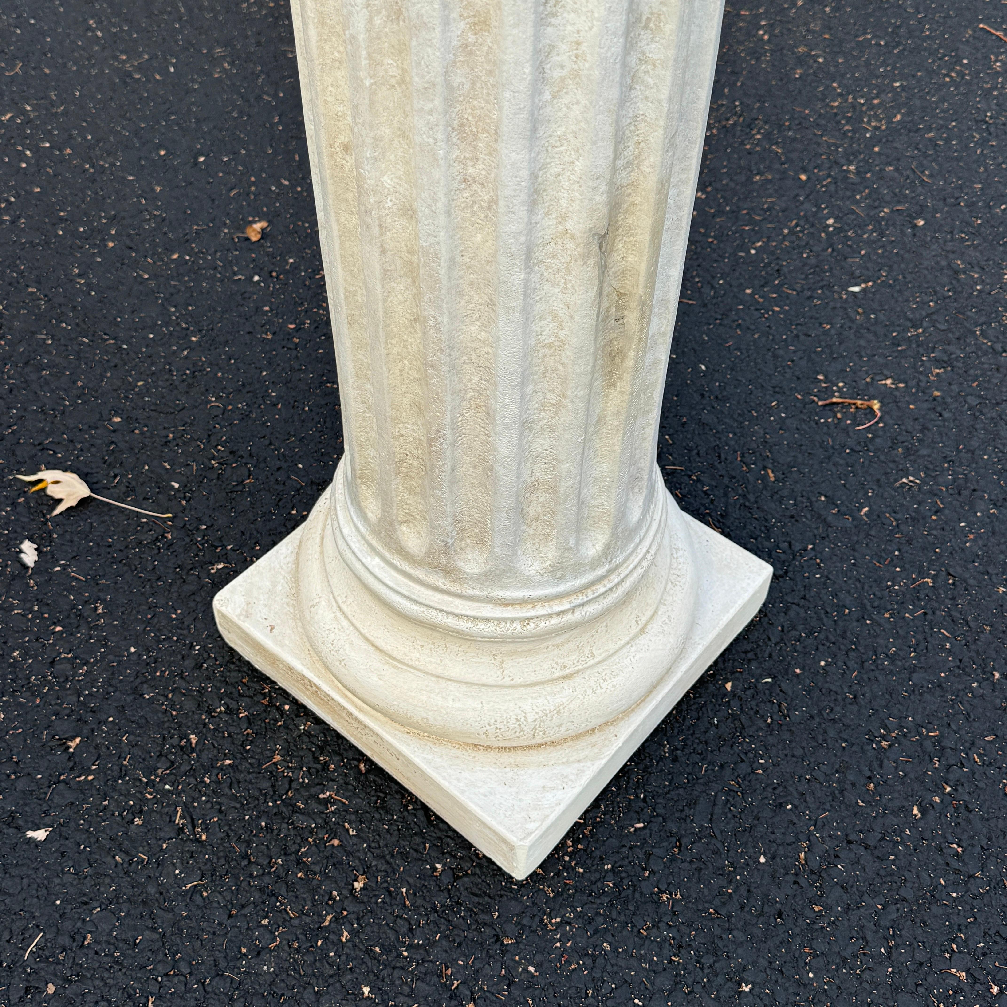Dipinto a mano Piantana con colonna corinzia dipinta in gesso e gesso in vendita