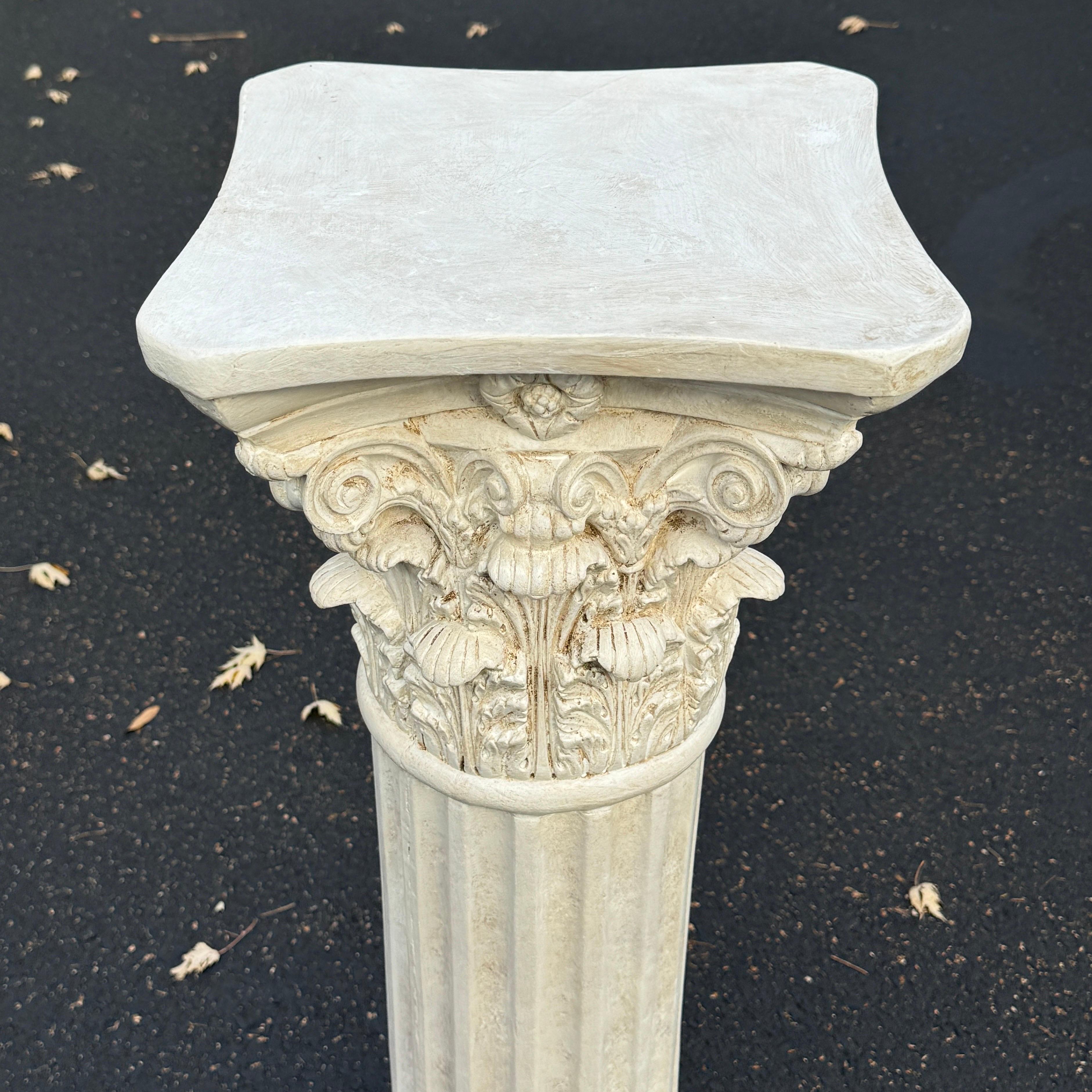 XX secolo Piantana con colonna corinzia dipinta in gesso e gesso in vendita