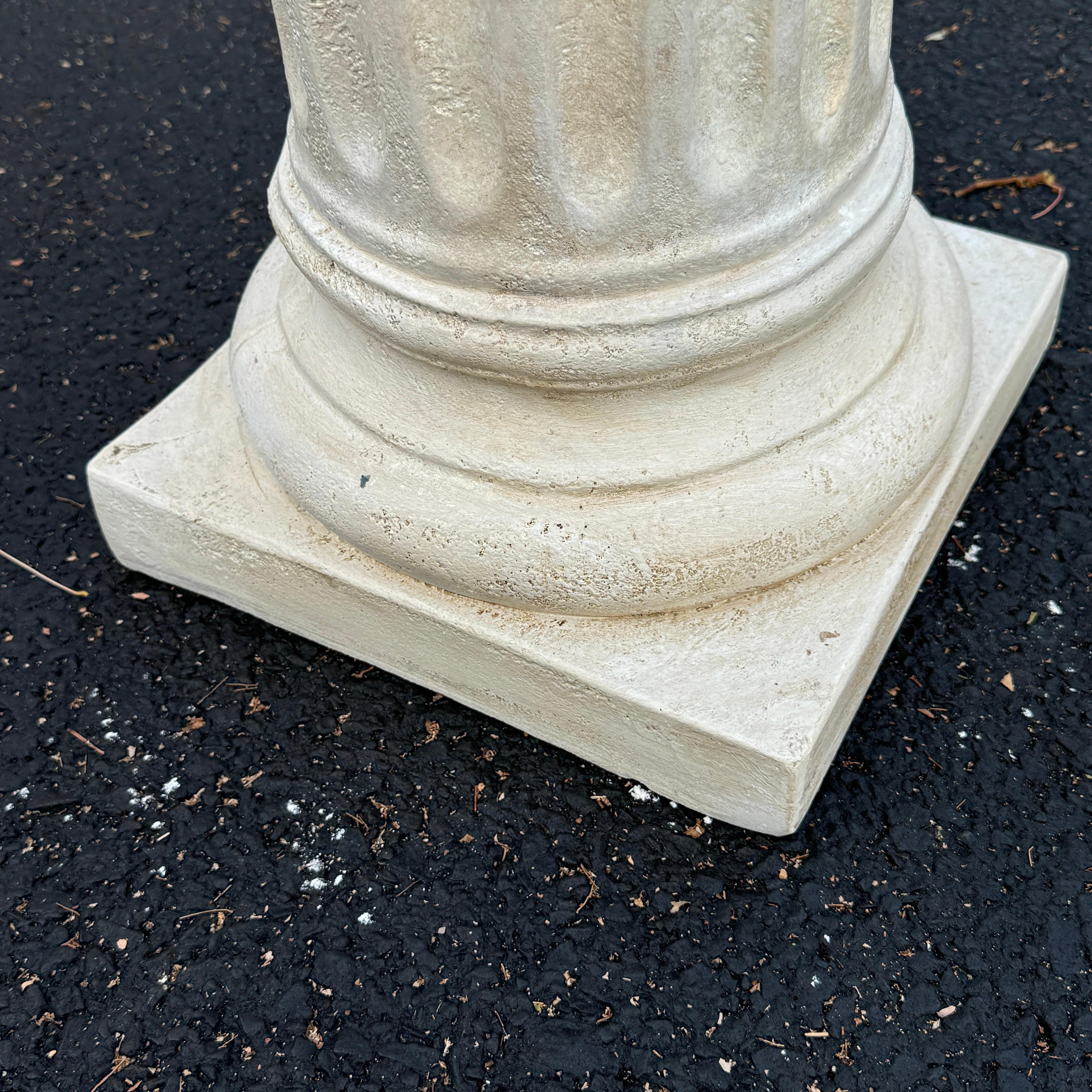Piantana con colonna corinzia dipinta in gesso e gesso in vendita 1