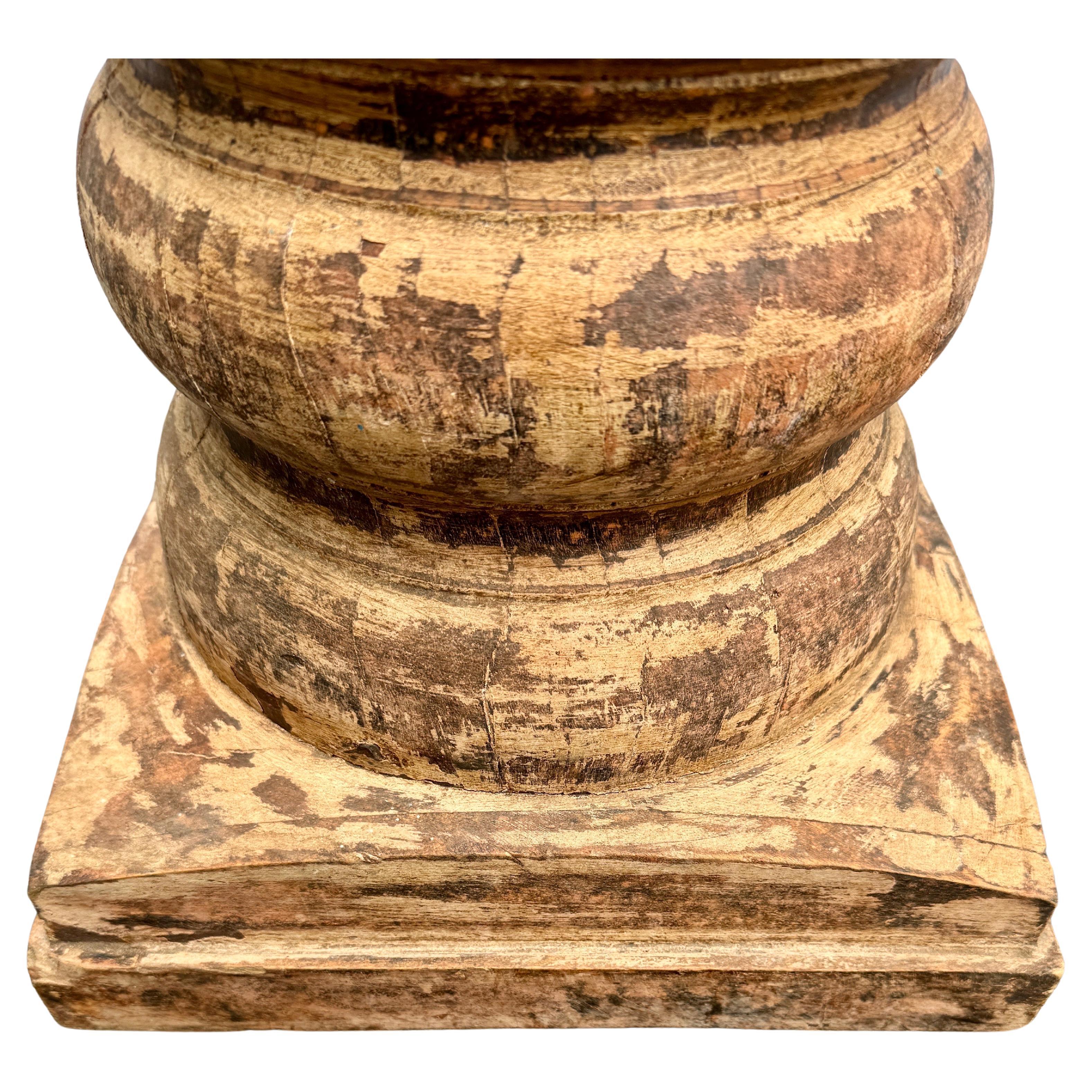 Piedistallo alto in legno con colonna corinzia in vendita 5