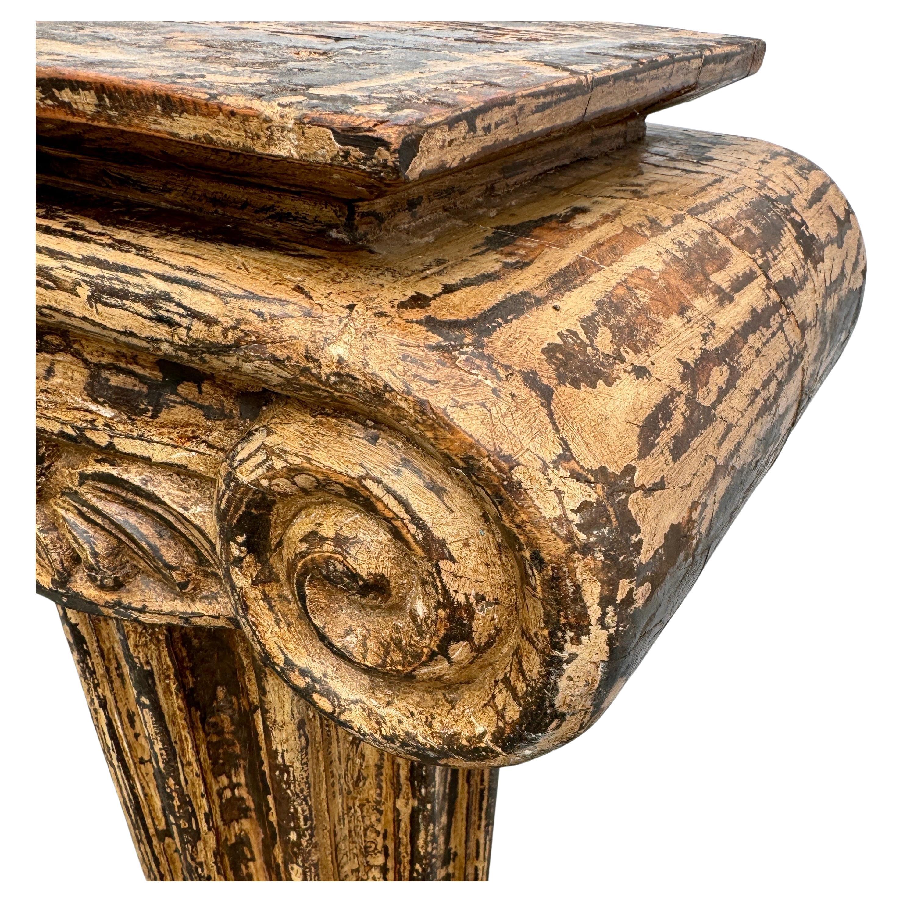 Legno Piedistallo alto in legno con colonna corinzia in vendita