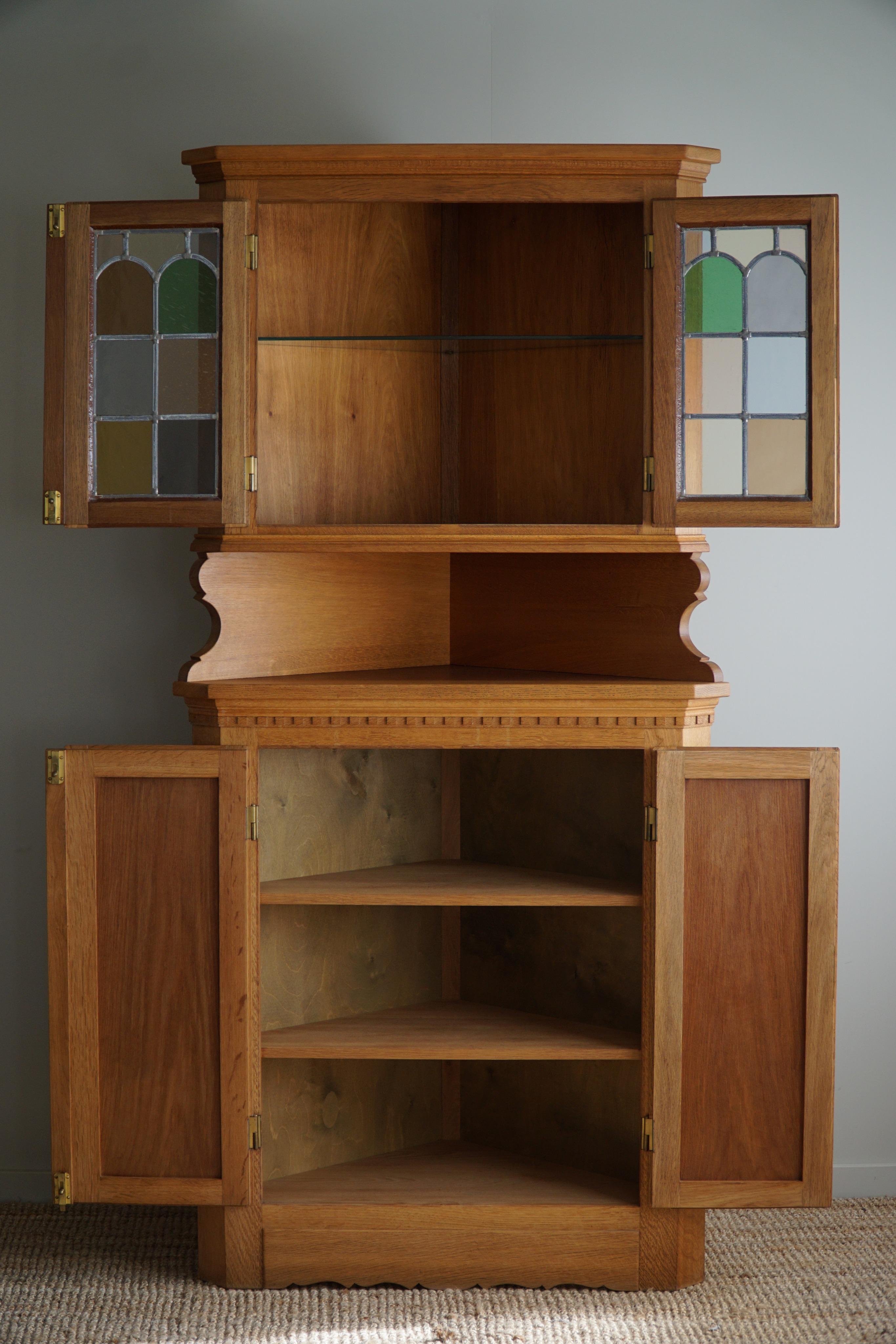 Tall Corner Cabinet in Oak & Glass by Henning Kjærnulf, Danish Modern, 1960s In Good Condition For Sale In Odense, DK