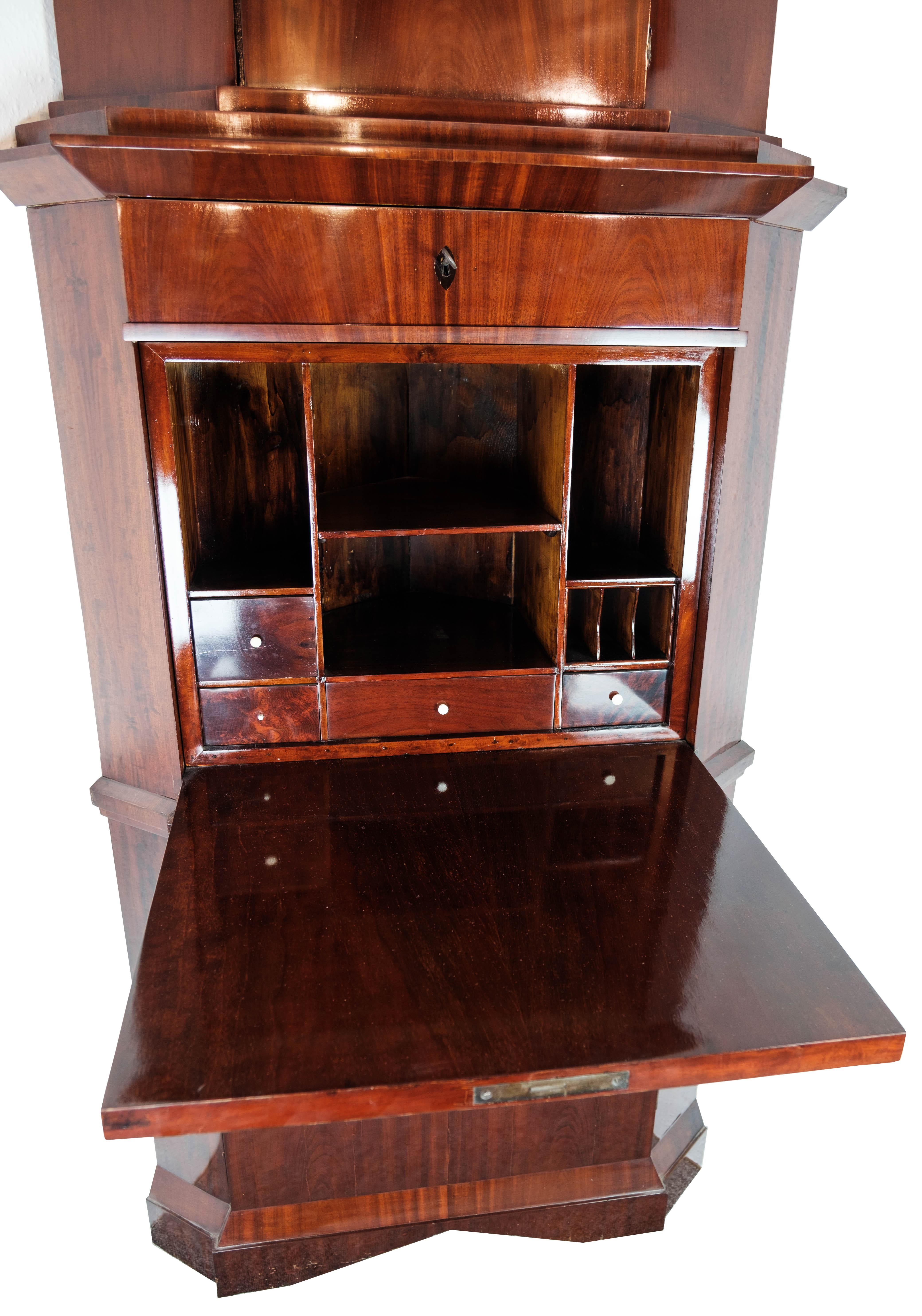 Danois Grande armoire d'angle/ Secretaire en acajou, années 1840 en vente