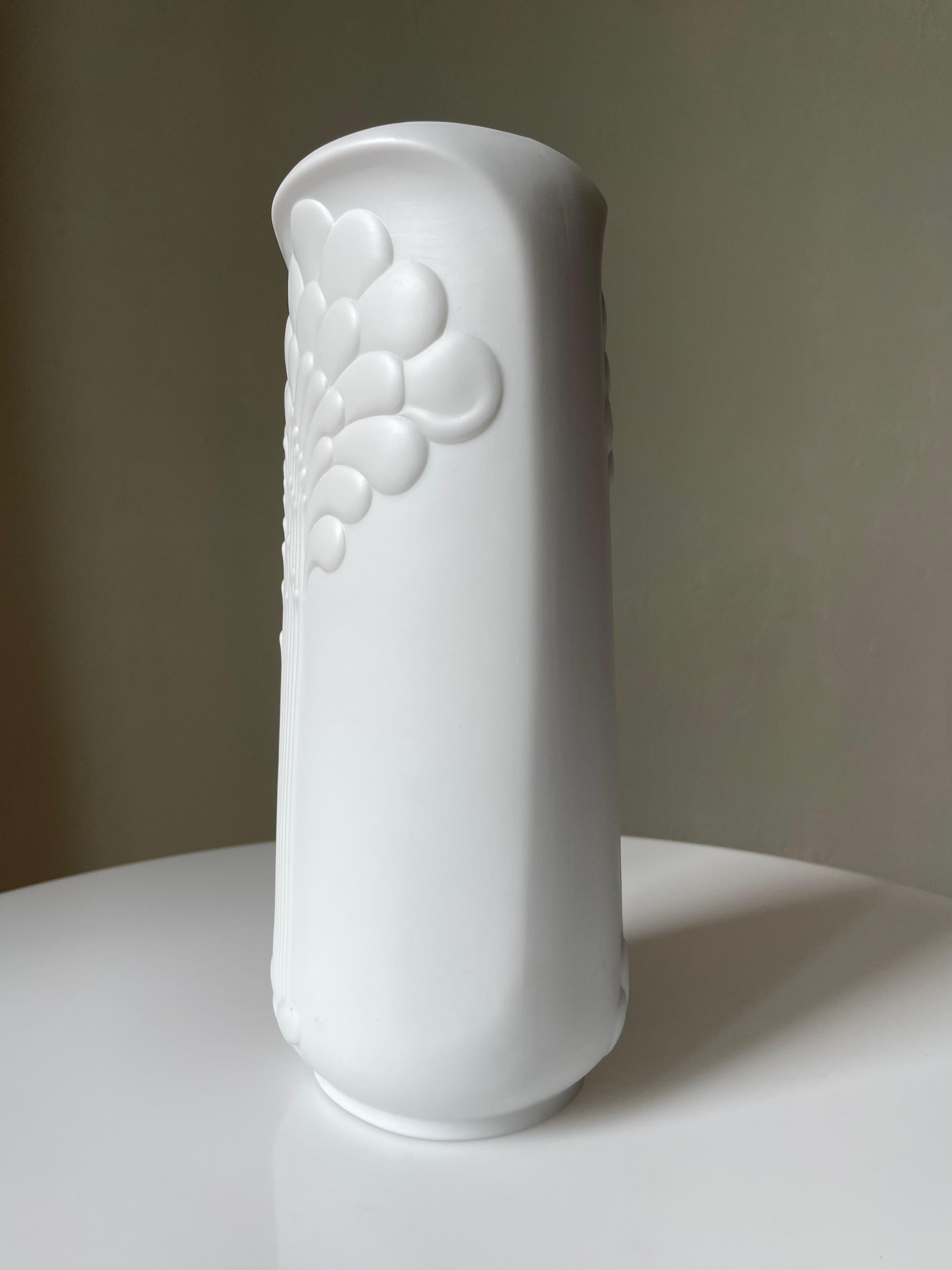 Allemand Grand vase blanc Art Déco en porcelaine bisque Michaela Frey pour Kaiser, années 1960 en vente