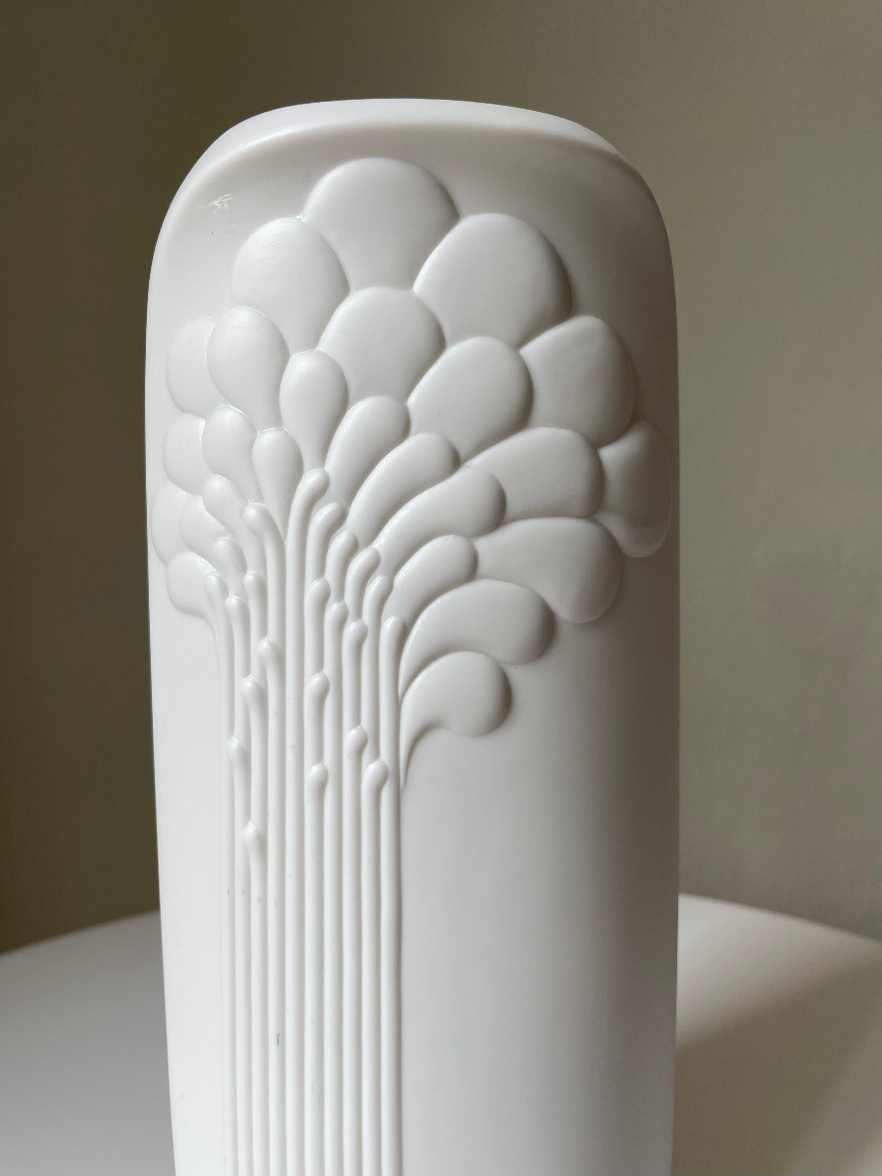 Michaela Frey for Kaiser Tall White Art Deco Bisque Porcelain Vase, 1960s In Good Condition For Sale In Copenhagen, DK