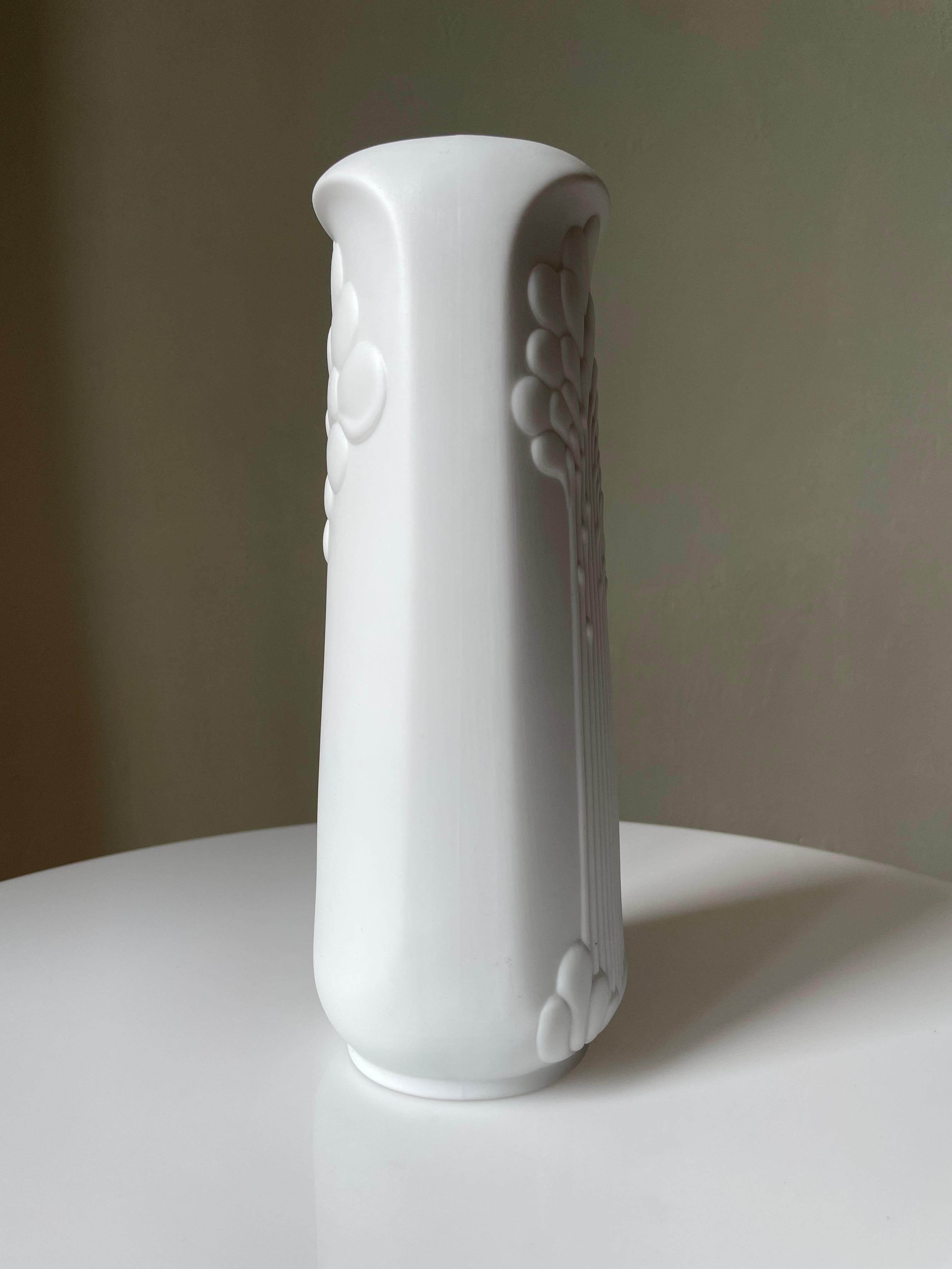 Art déco Grand vase blanc Art Déco en porcelaine bisque Michaela Frey pour Kaiser, années 1960 en vente