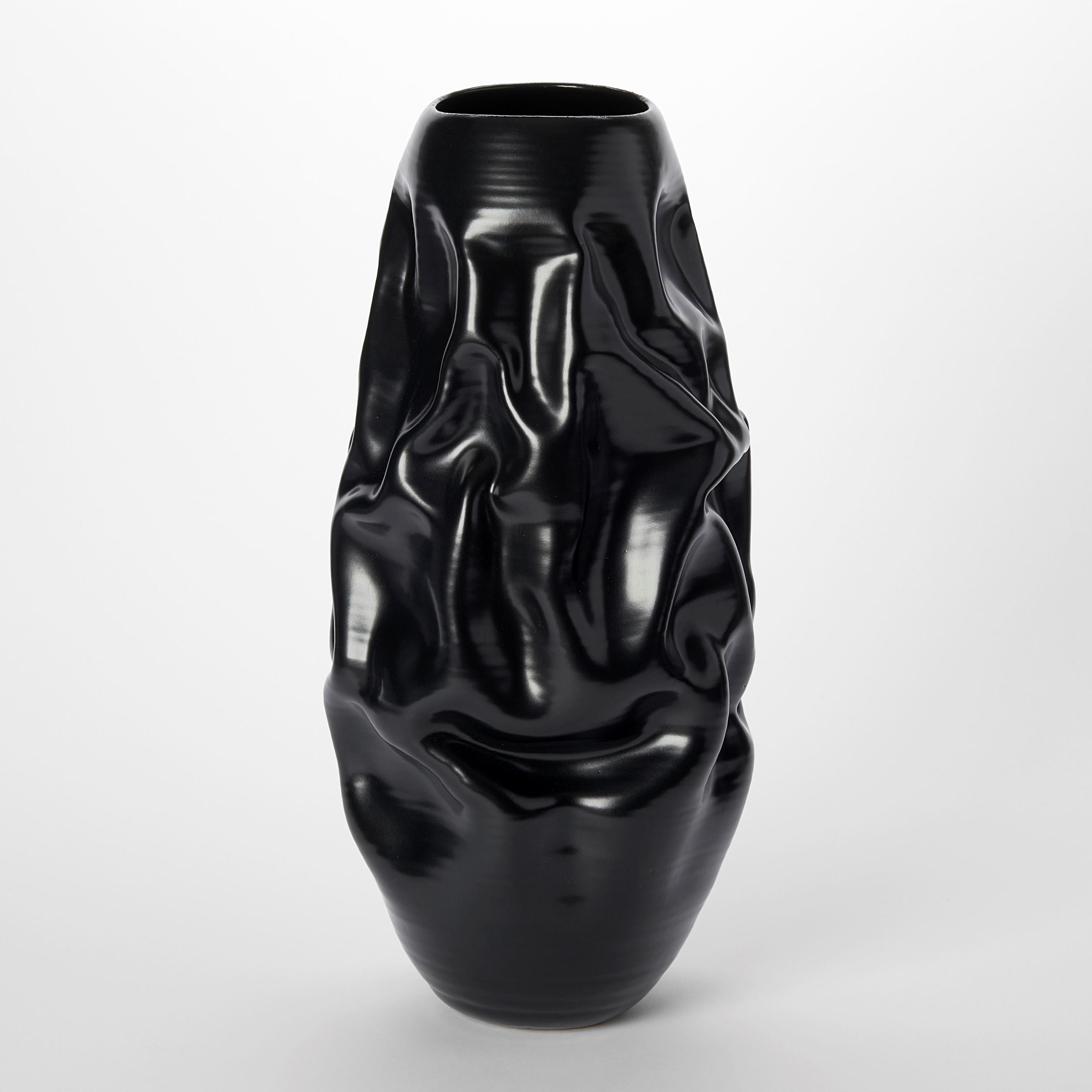Fatto a mano Tall Crumpled Form No 113, scultura in ceramica nera di Nicholas Arroyave-Portela in vendita