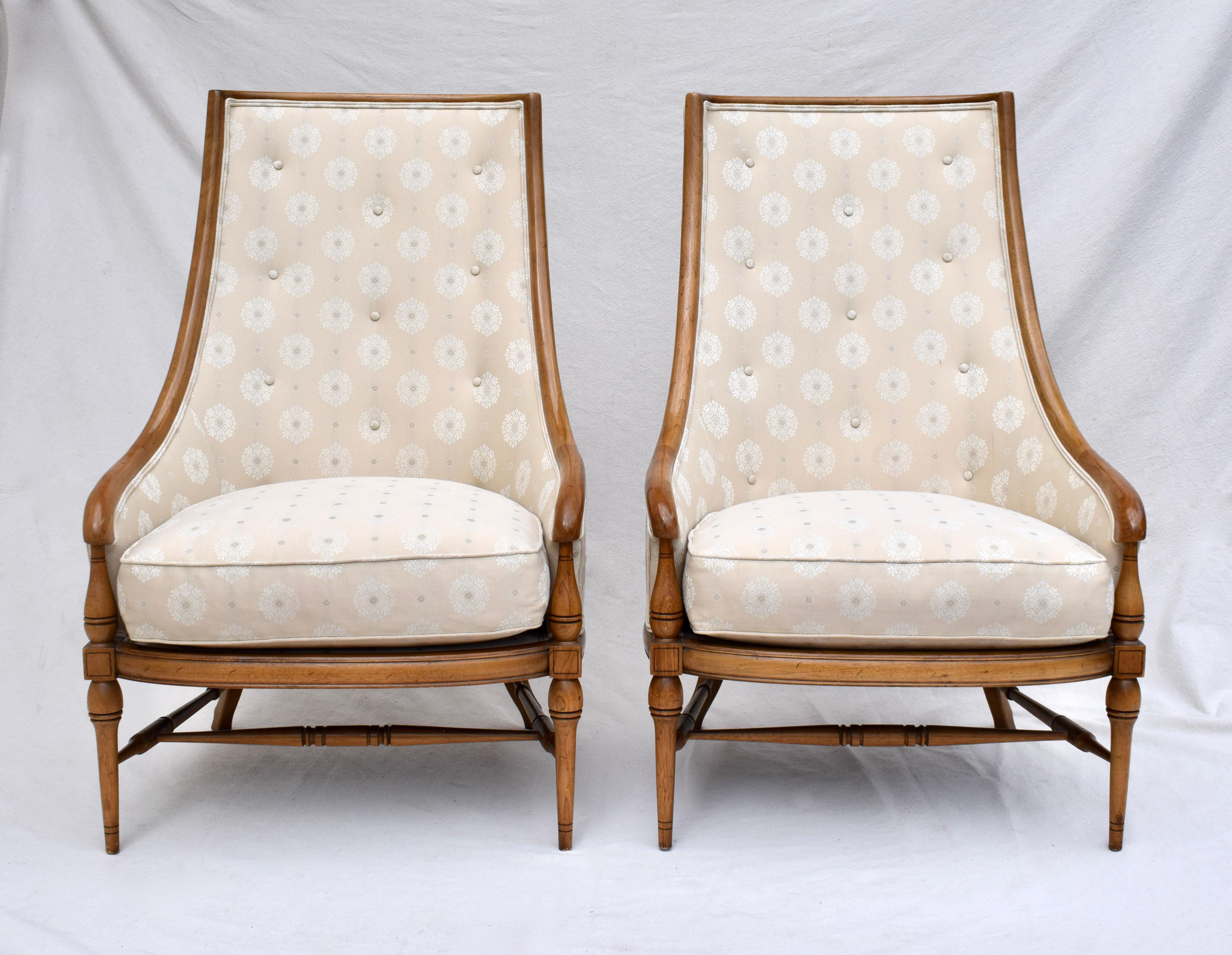 Paire de chaises de salon en noyer Tomlinson Pavane Assemblage des années 1960, présentant d'élégantes formes incurvées avec un dossier en forme de pantoufle et d'aile, des pieds tournés avec des brancards en H dans la finition Sable polie d'origine