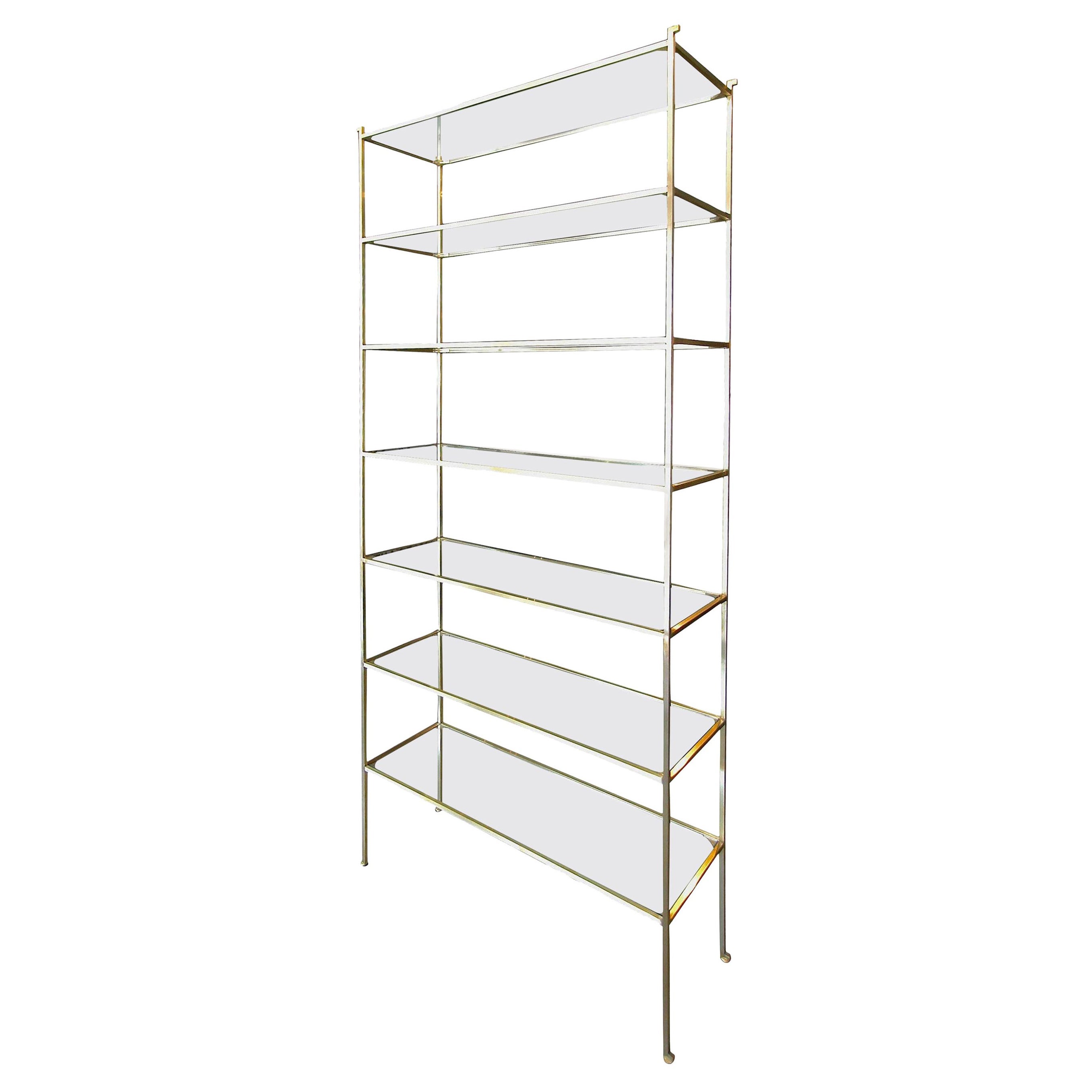 Grande étagère en laiton personnalisée avec étagères en verre par Adesso Imports en vente