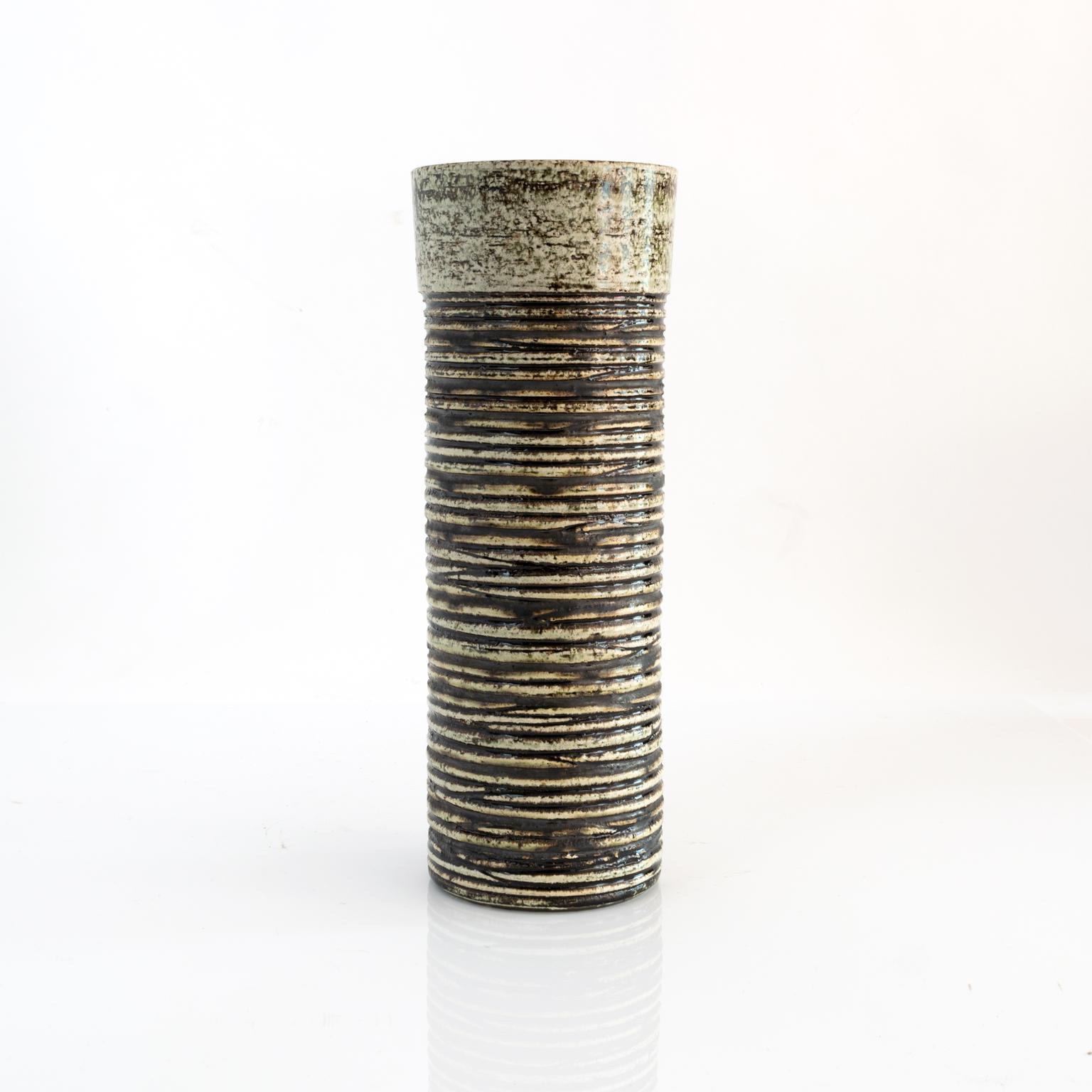 A tall cylinder shaped charmotte clay vase by Britt-Louise Sundell for Gustavsberg, circa 1960.

Measure: Height 13