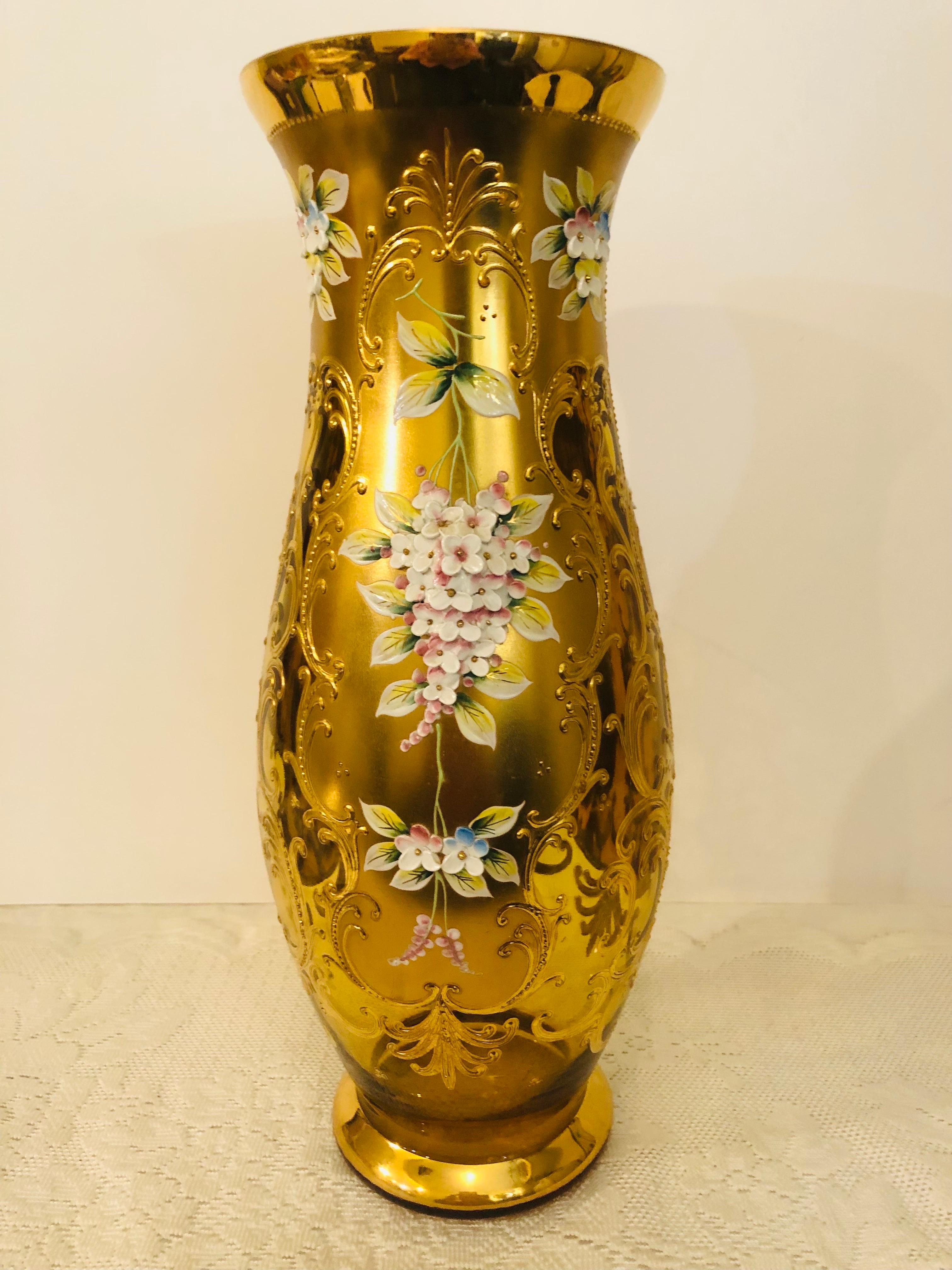 Grand vase en verre tchécoslovaque avec des fleurs en porcelaine émaillée en relief et une dorure abondante sur un fond de verre doré. Ce vase est exceptionnel et magnifiquement réalisé. Il ferait une merveilleuse décoration pour n'importe quelle