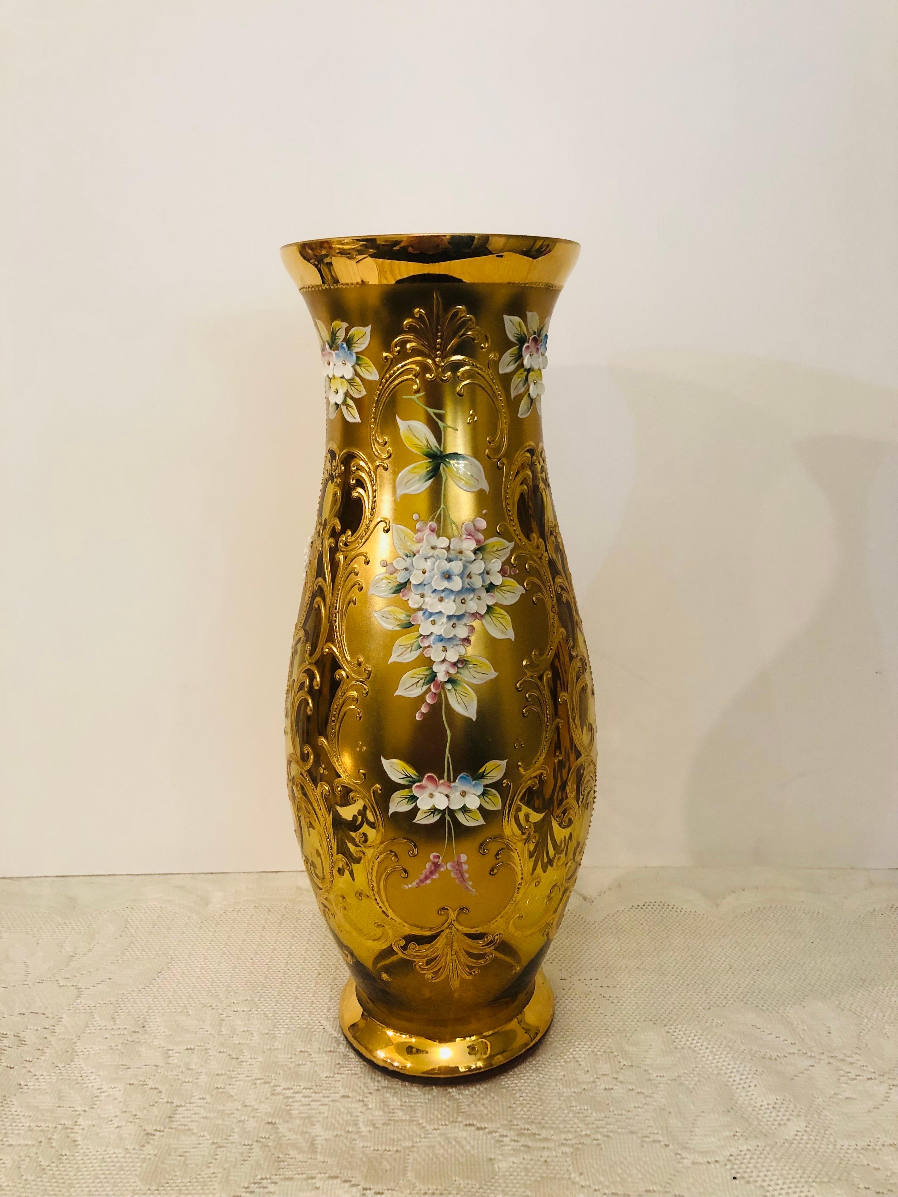 vase ancien avec fleurs en relief