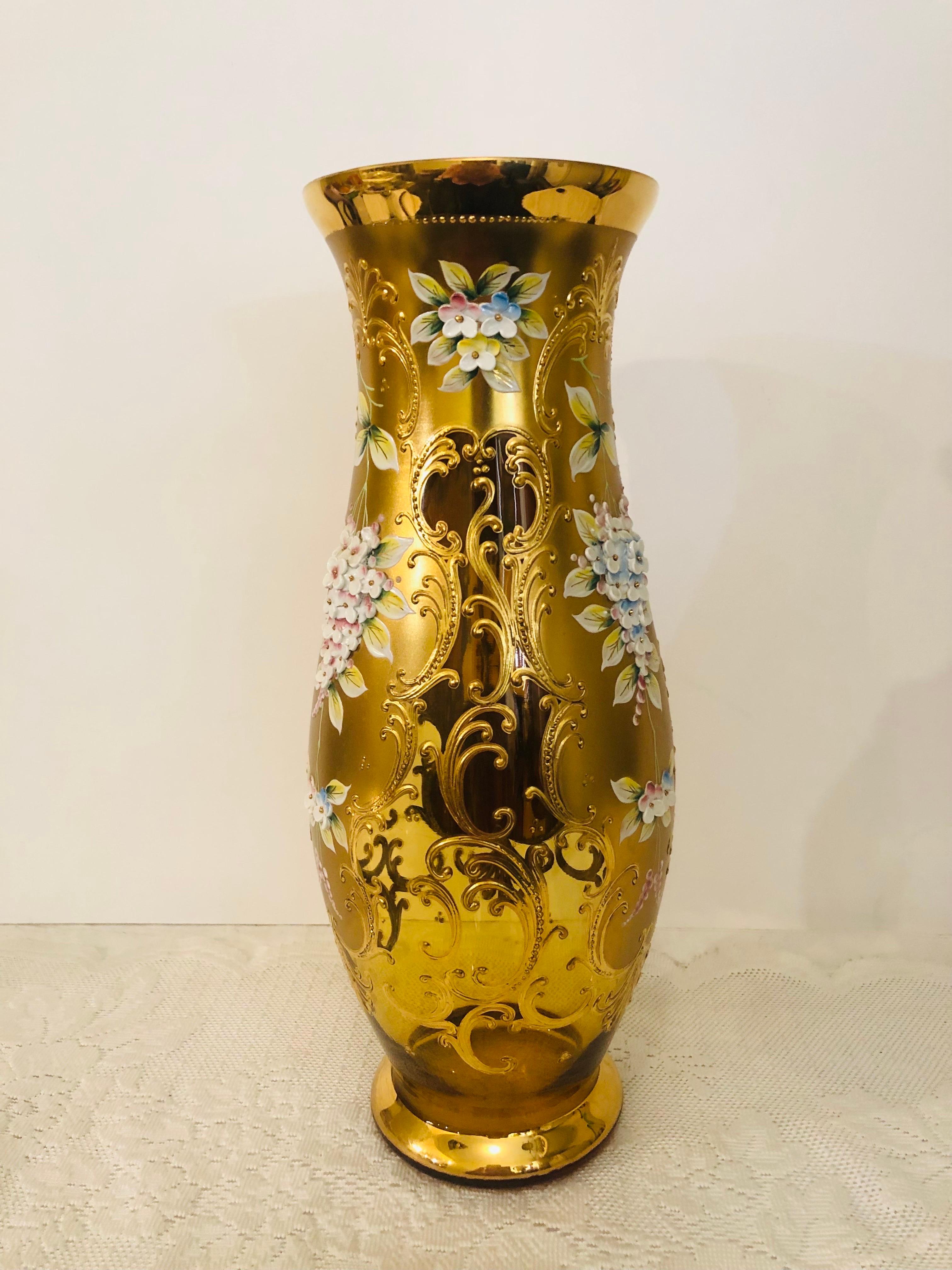 Rococo Grand vase tchécoslovaque en verre de couleur or avec fleurs en relief et doré à la fleur