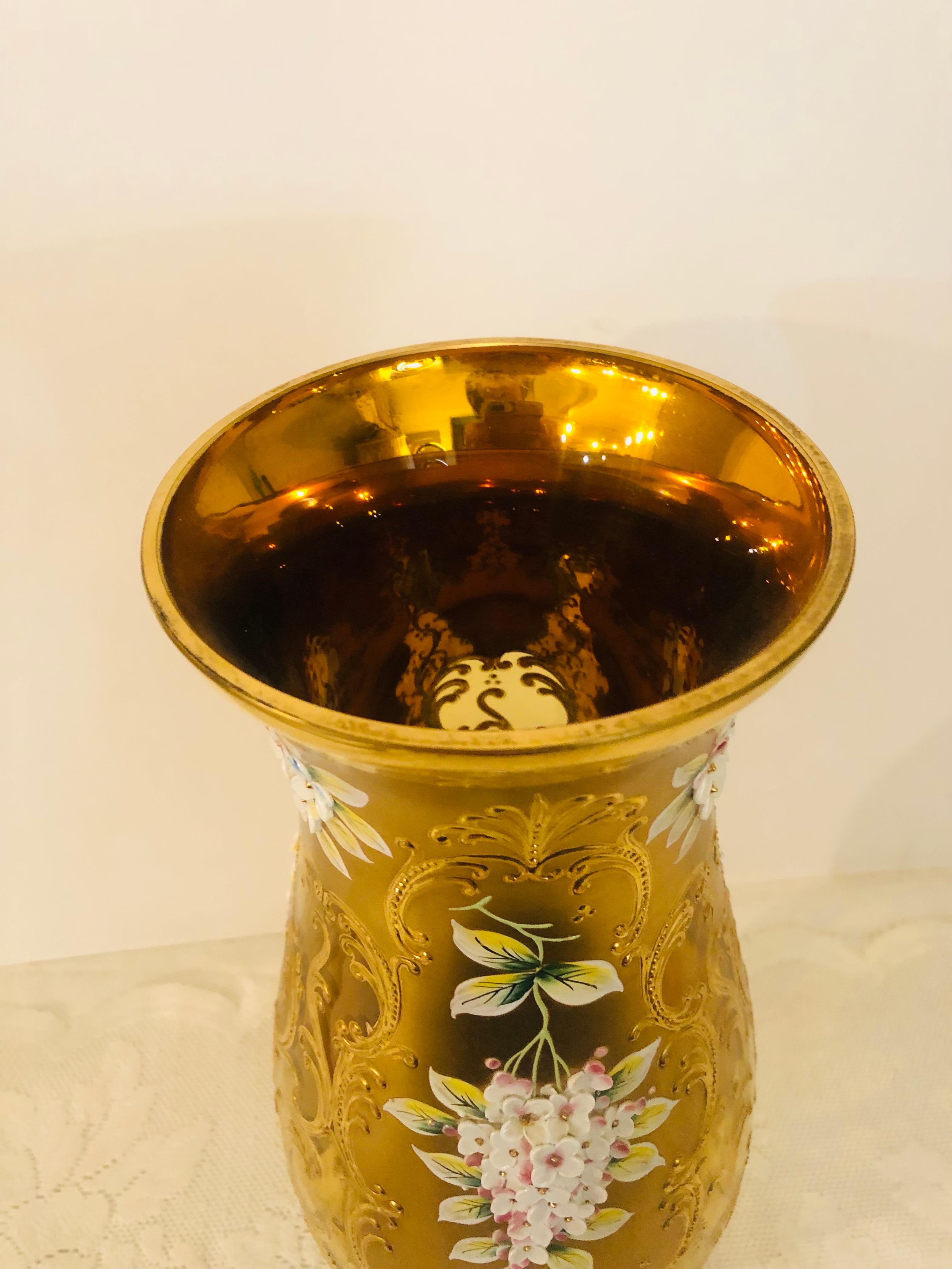 Tchèque Grand vase tchécoslovaque en verre de couleur or avec fleurs en relief et doré à la fleur