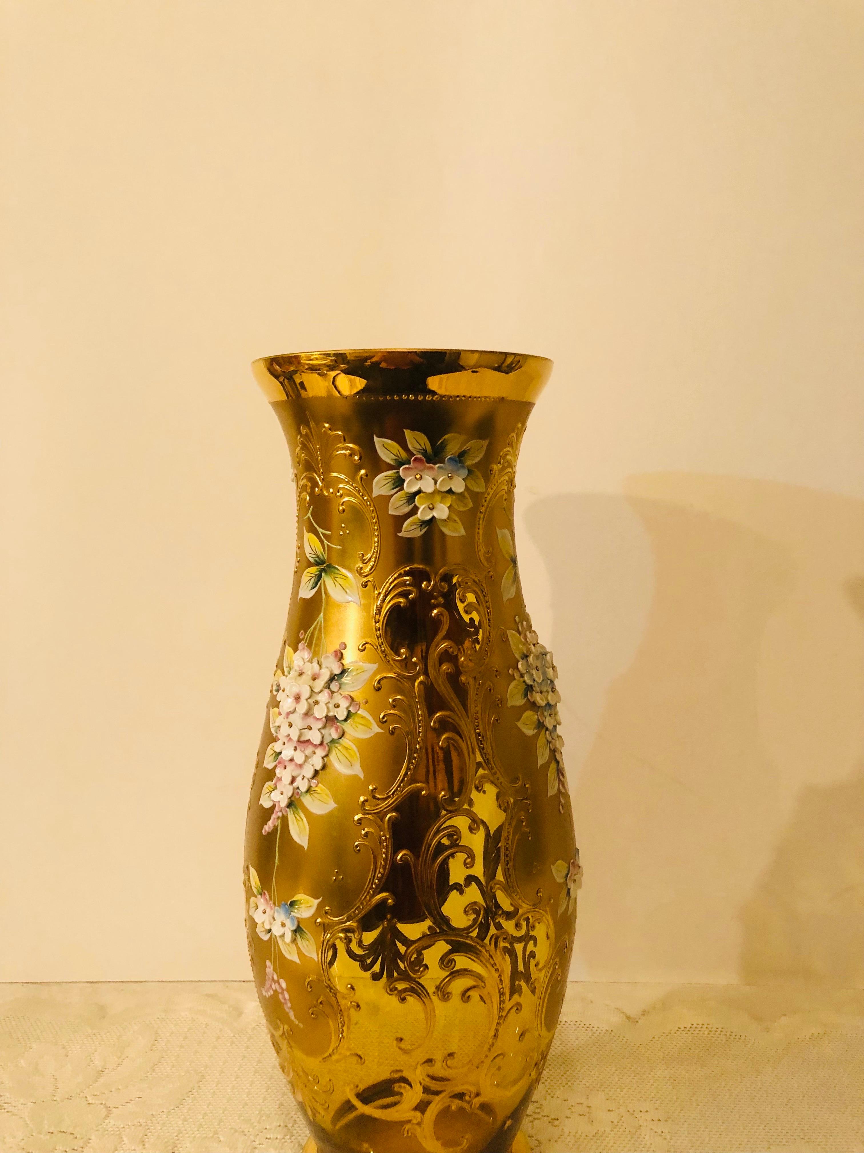Émaillé Grand vase tchécoslovaque en verre de couleur or avec fleurs en relief et doré à la fleur