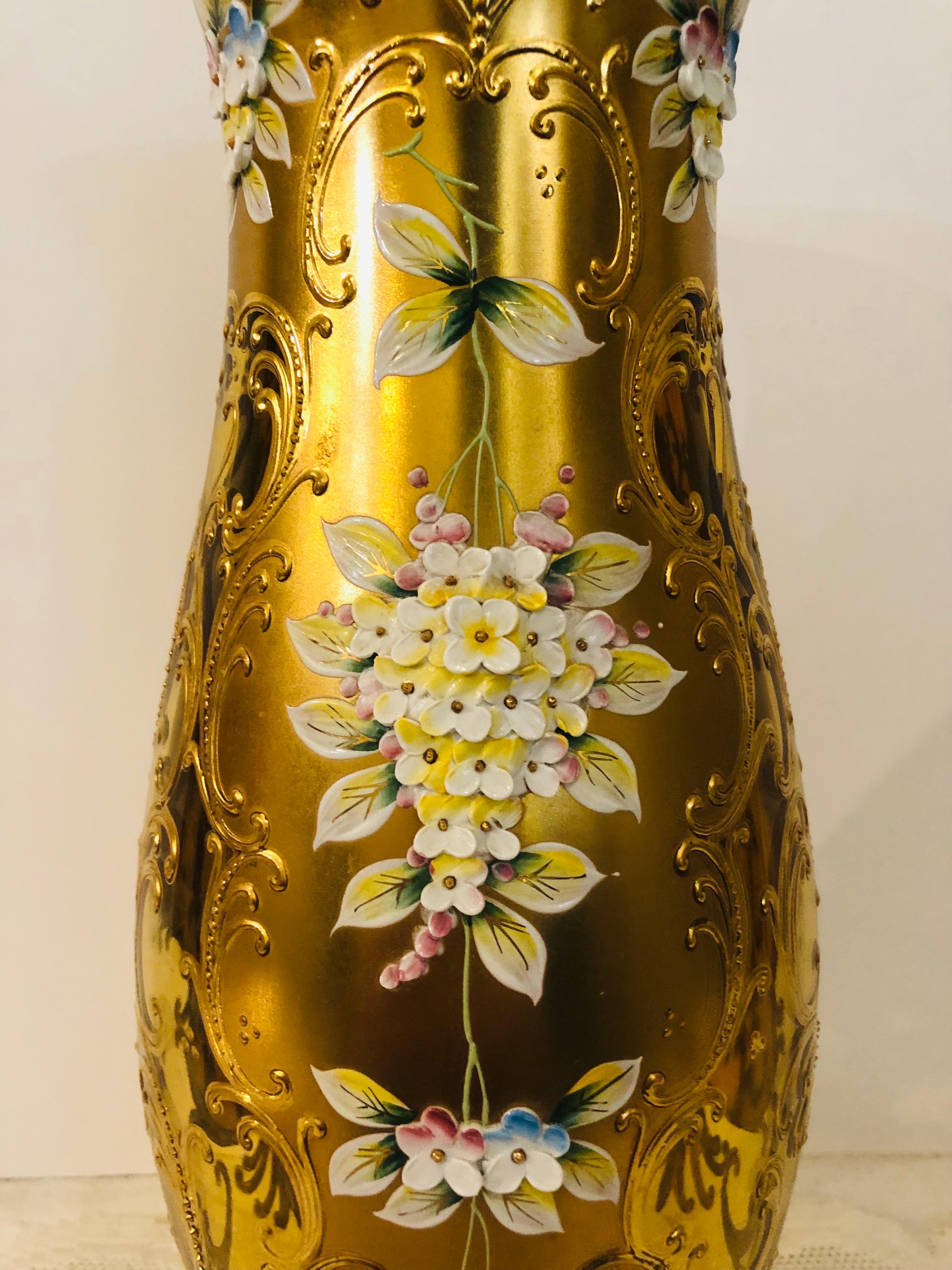 Grand vase tchécoslovaque en verre de couleur or avec fleurs en relief et doré à la fleur Bon état à Boston, MA
