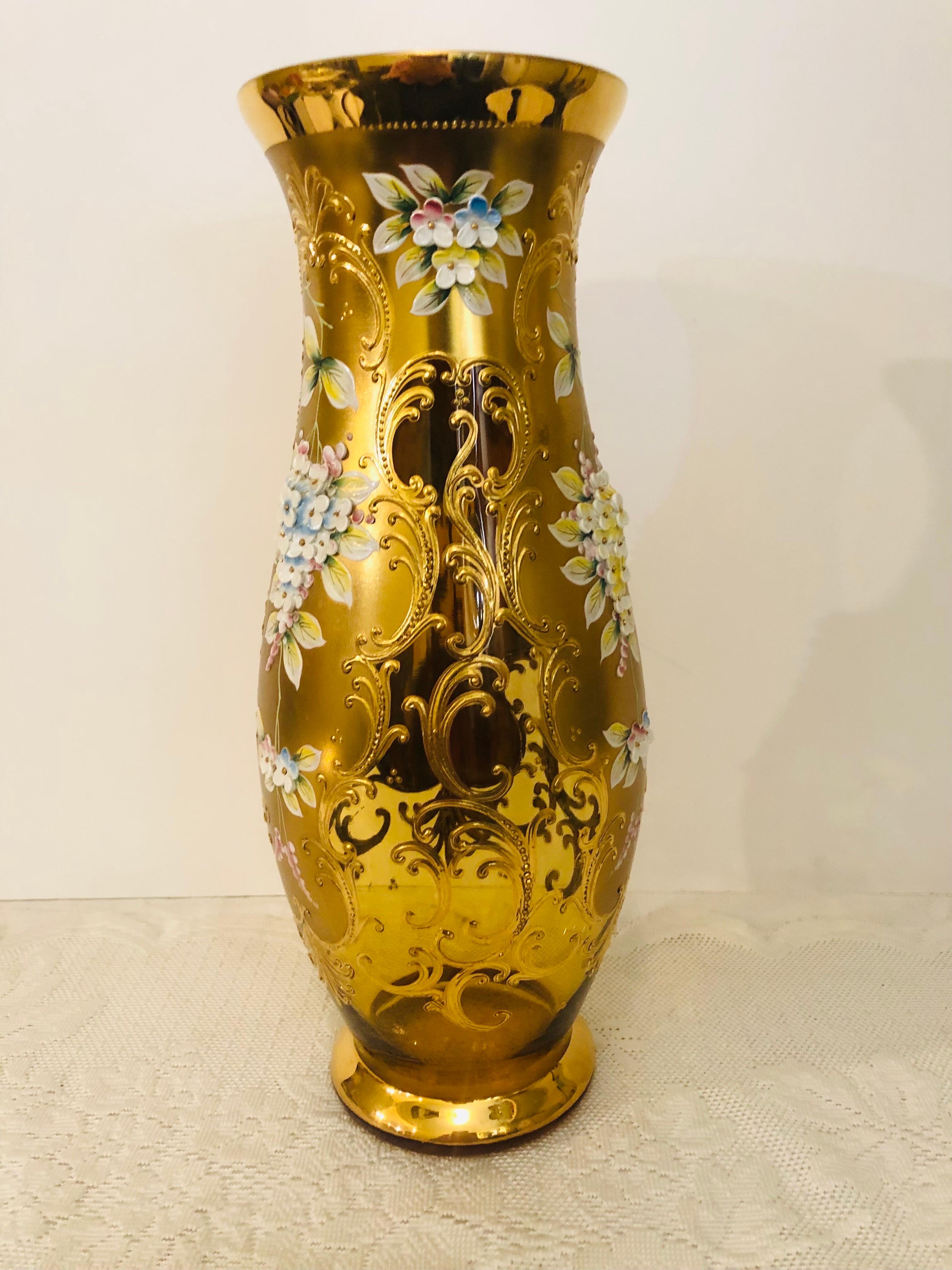 Début du 20ème siècle Grand vase tchécoslovaque en verre de couleur or avec fleurs en relief et doré à la fleur