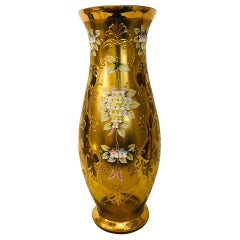 Grand vase tchécoslovaque en verre de couleur or avec fleurs en relief et doré à la fleur