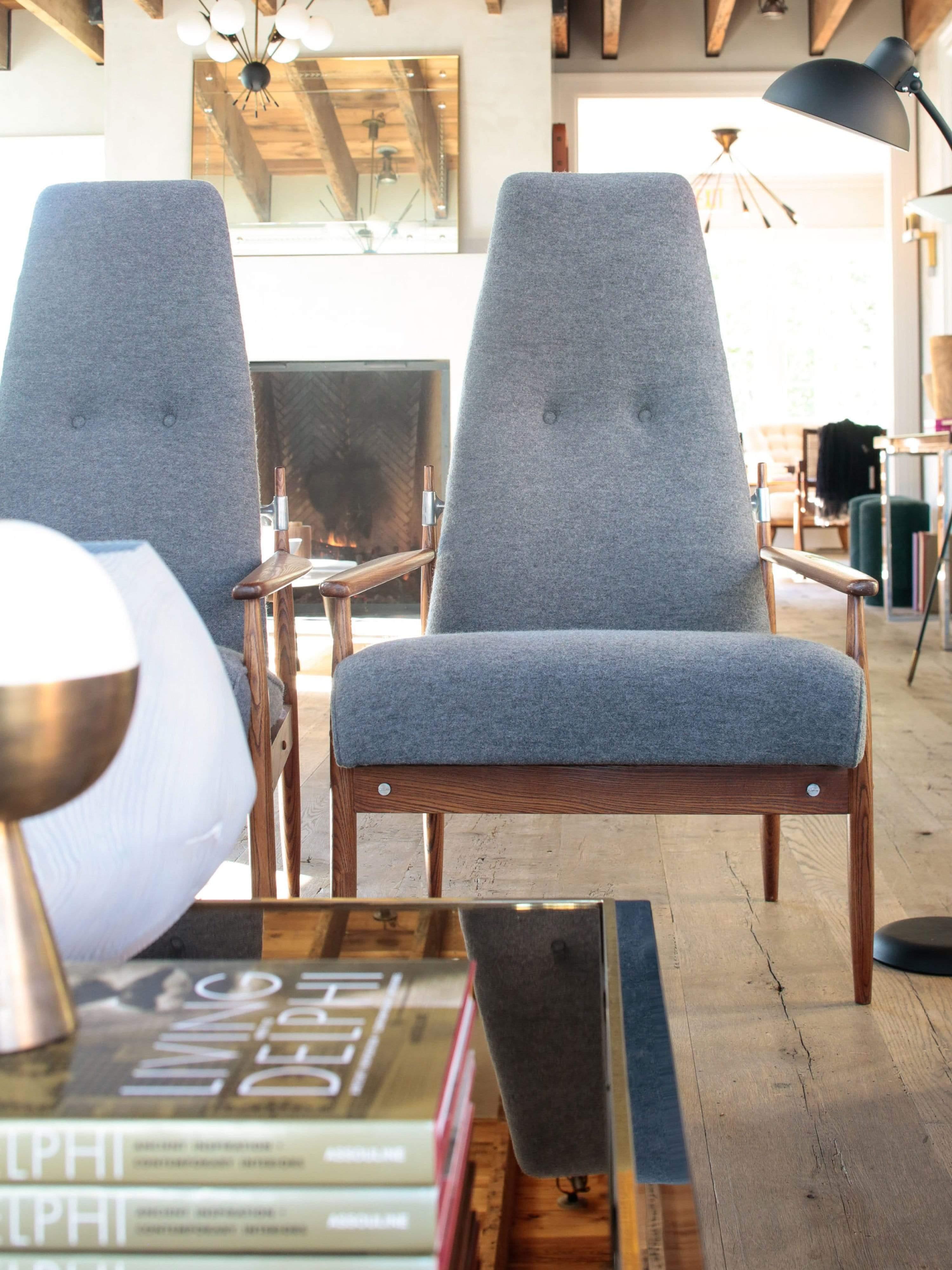 Goditi il comfort moderno in un pezzo senza tempo con le Tall Danish Lounge Chair di Peter Hvidt. Rivestite di recente in flanella grigia, queste sedie presentano una struttura in teak squisitamente scolpita, uno schienale alto e una seduta