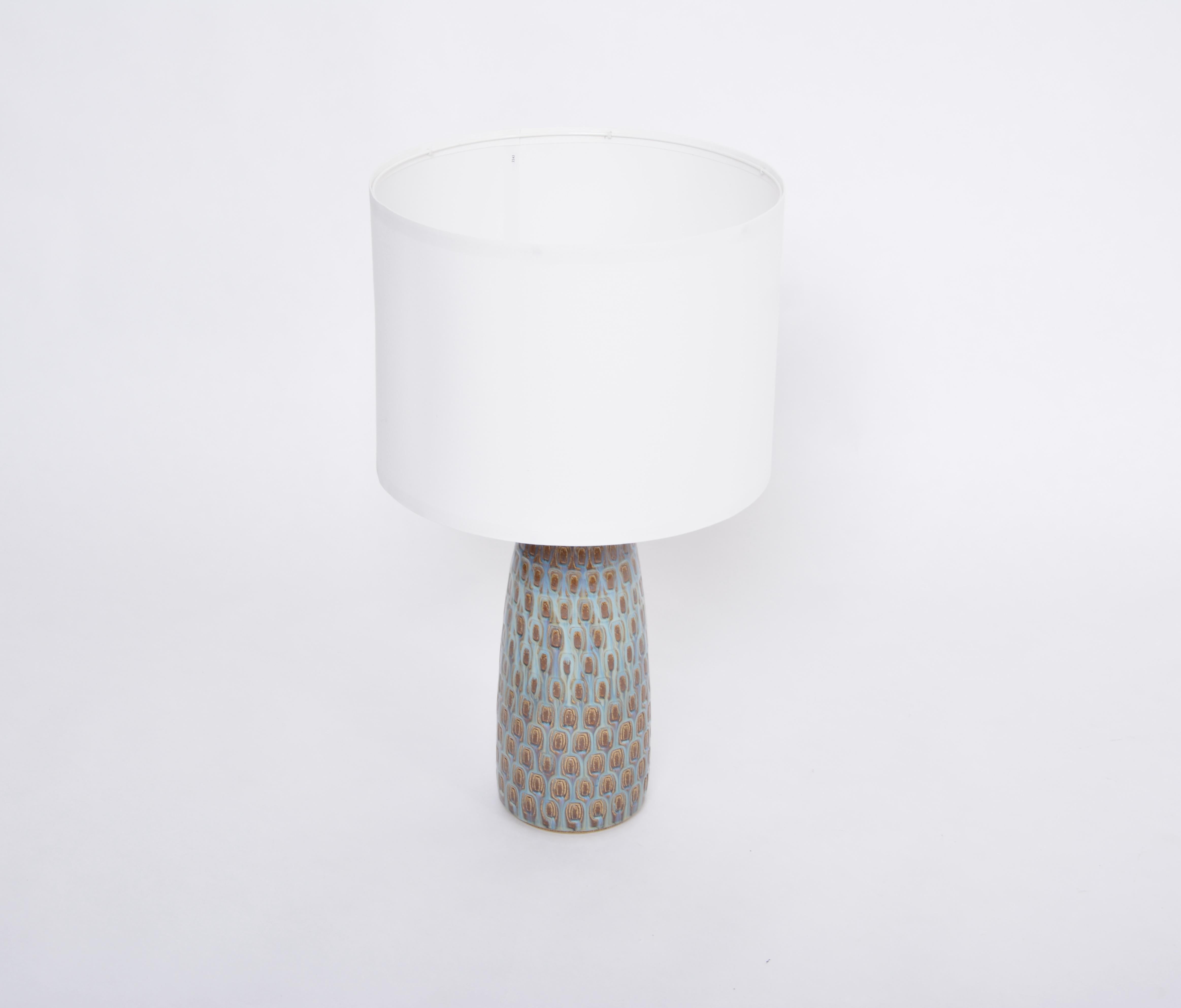Tall Mid-Century Modern ceramic table lamp model 3017 by Einar Johansen for Soholm
This table lamp was designed by Einar Johansen and produced by Soholm Stentoj in Denmark in the 1960s. Gorgeous glazing in different shades of blue and white. The