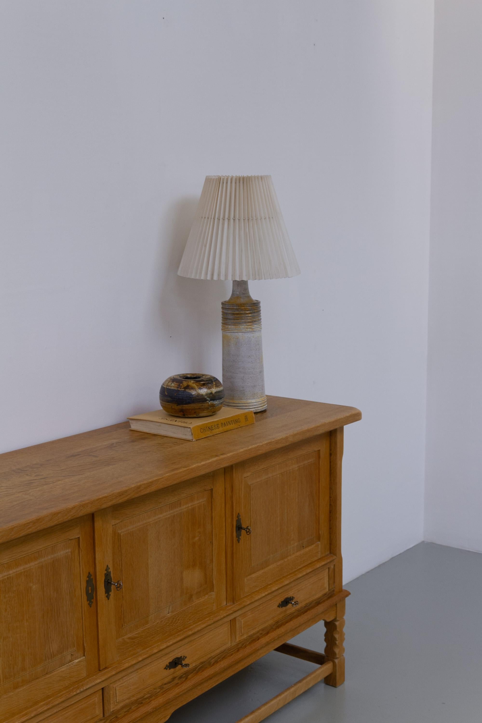 Danois Grande lampe de table danoise en grès du milieu du siècle par Frimann, 1970. en vente