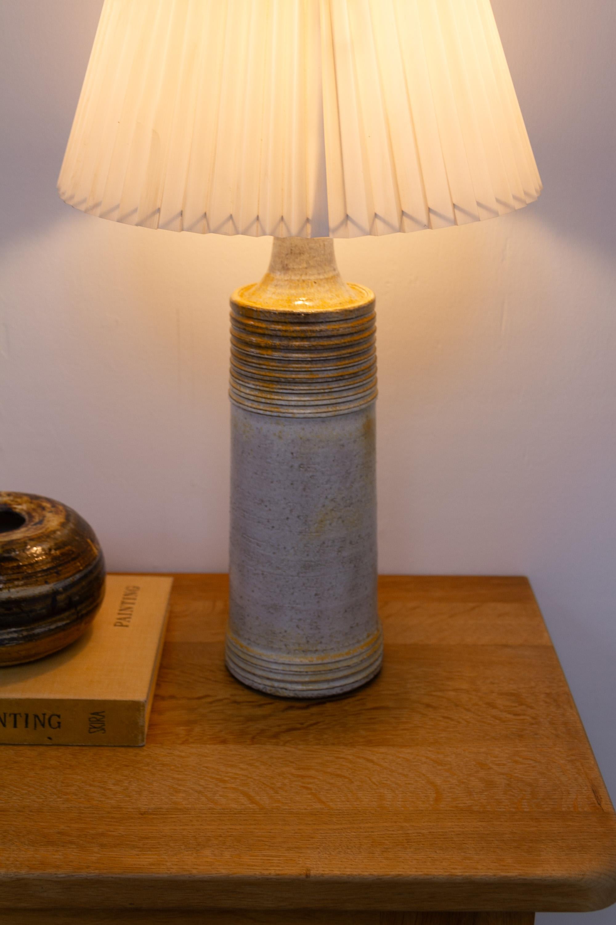 Fin du 20e siècle Grande lampe de table danoise en grès du milieu du siècle par Frimann, 1970. en vente