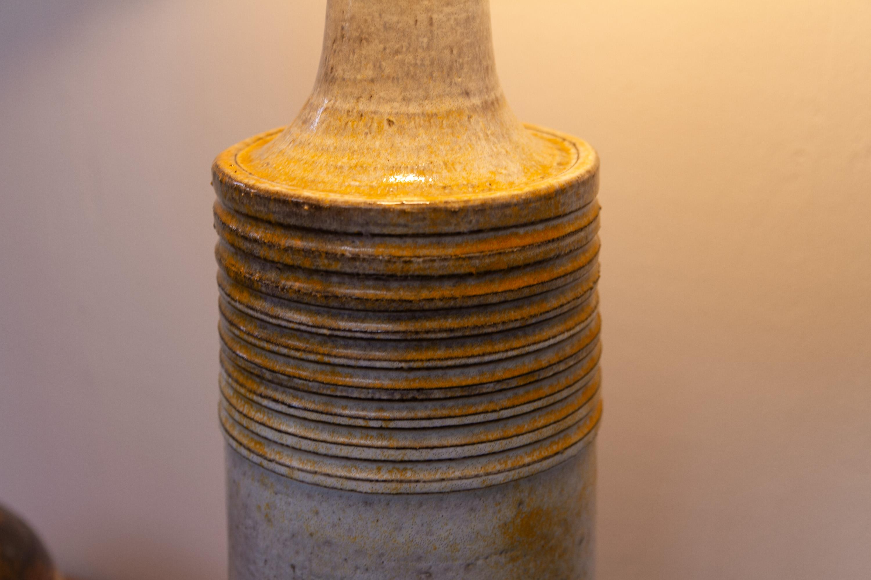 Grès Grande lampe de table danoise en grès du milieu du siècle par Frimann, 1970. en vente